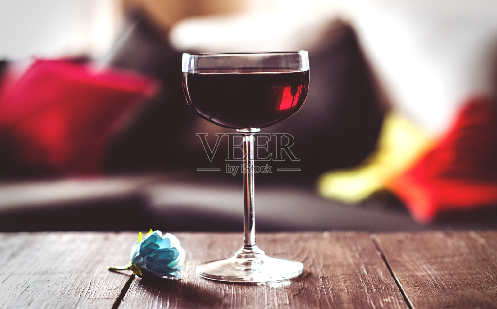 木桌上放着几杯红酒照片摄影图片