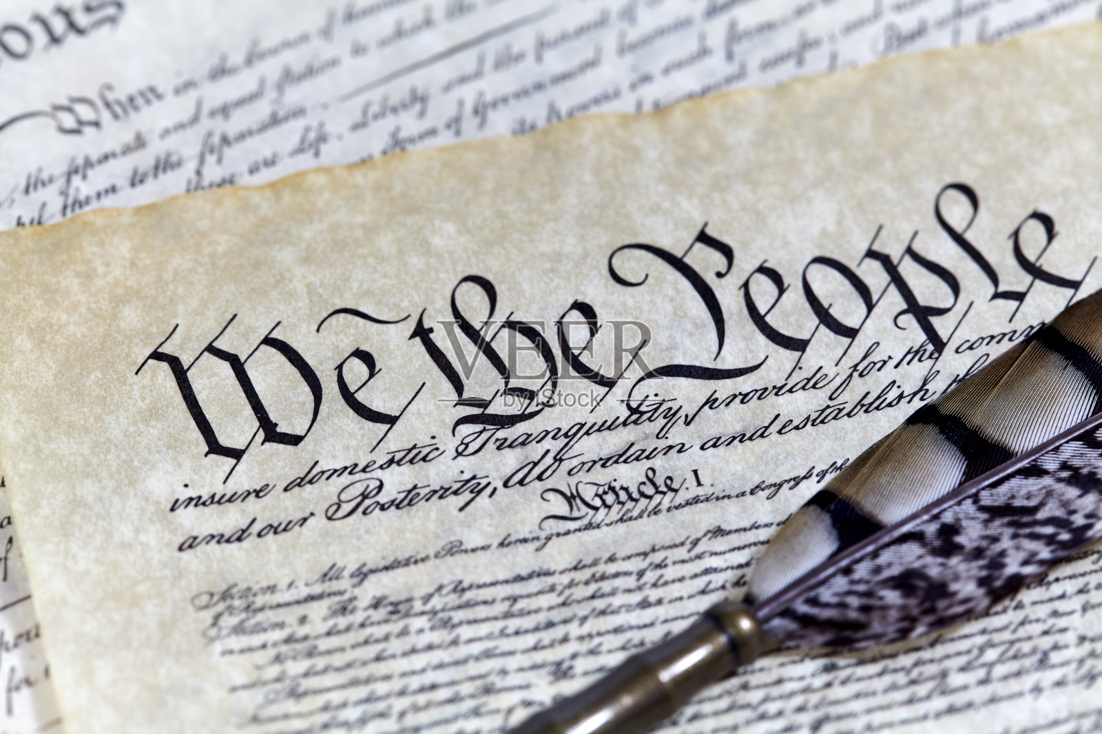 美国宪法历史文件与鹅毛笔照片摄影图片