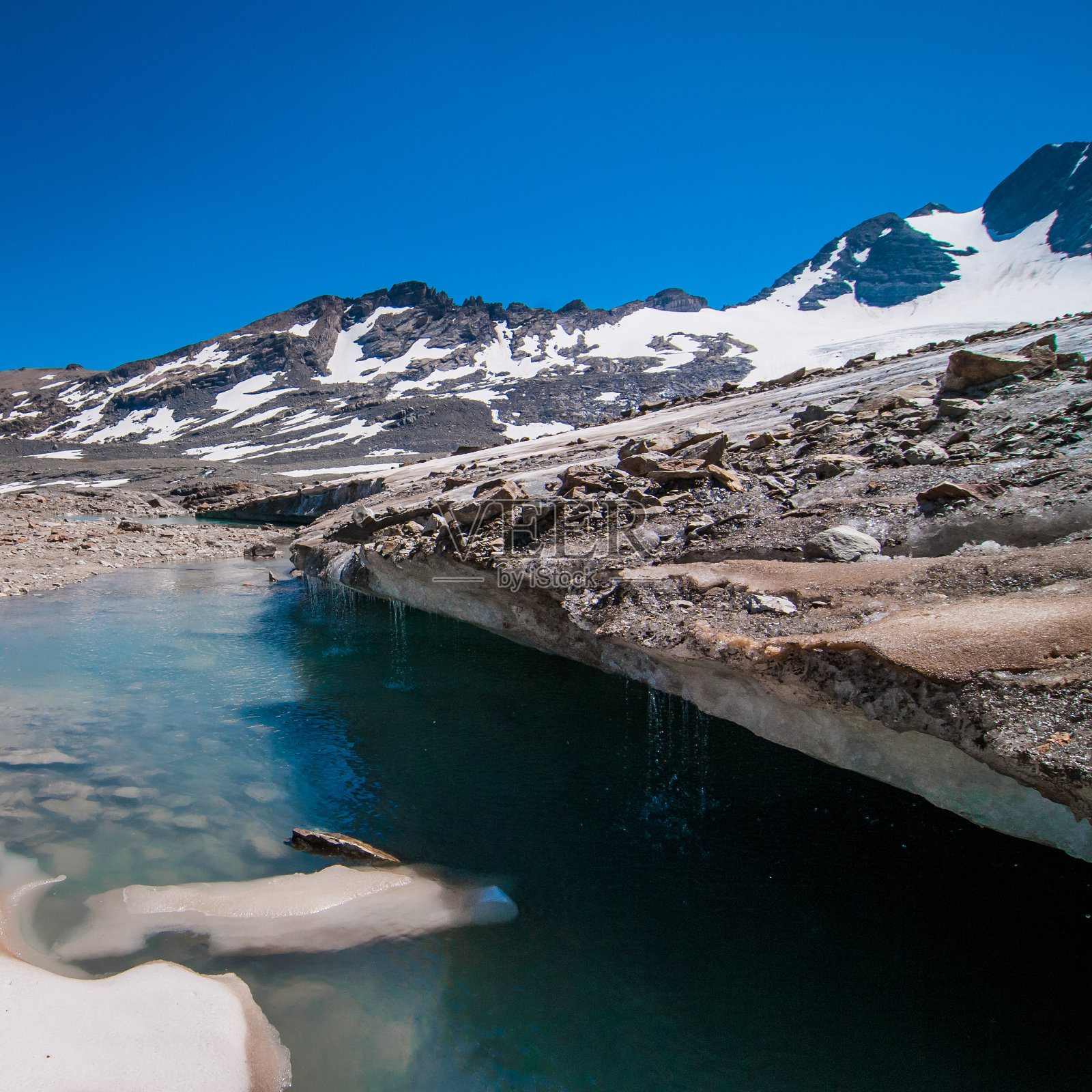 蓝天下的阿尔卑斯山照片摄影图片