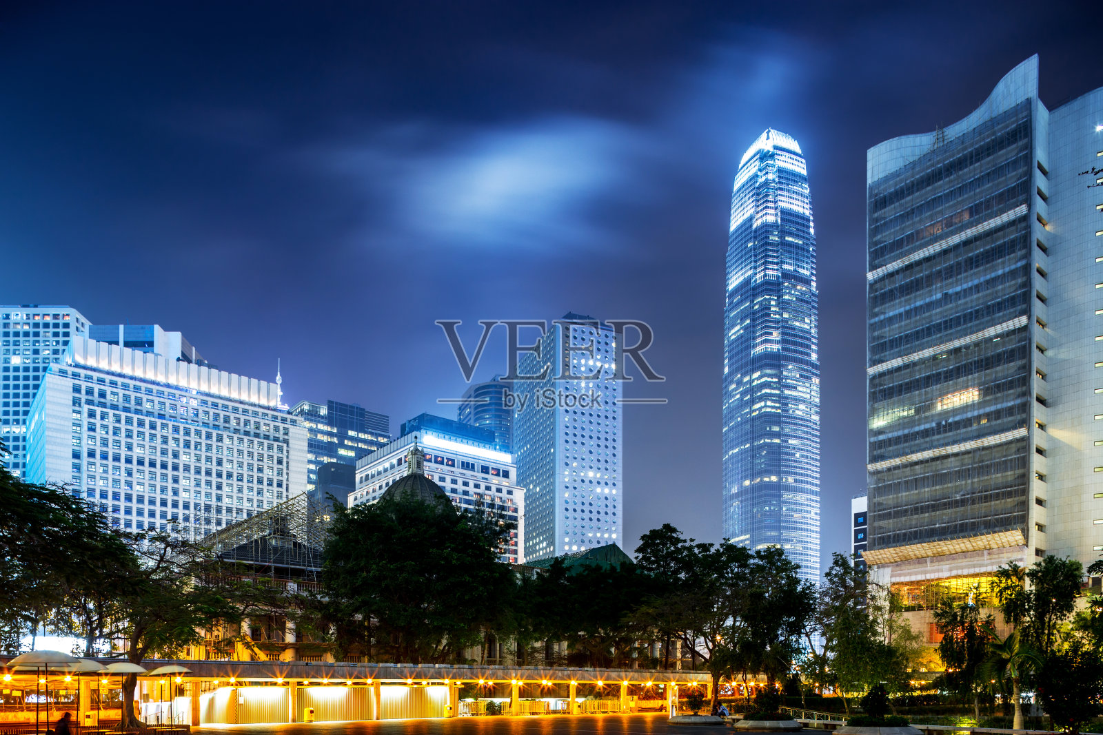 夜晚的现代城市照片摄影图片