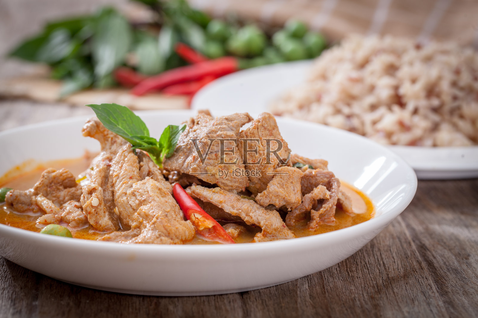 桌上盘子里的食物特写镜头照片摄影图片