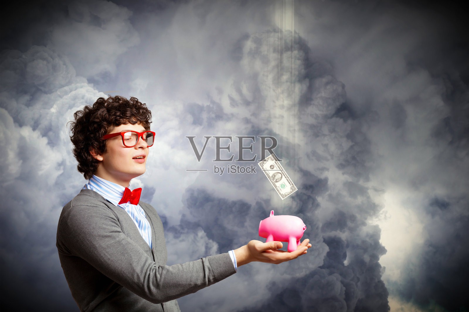 年轻的商人拿着钱箱照片摄影图片