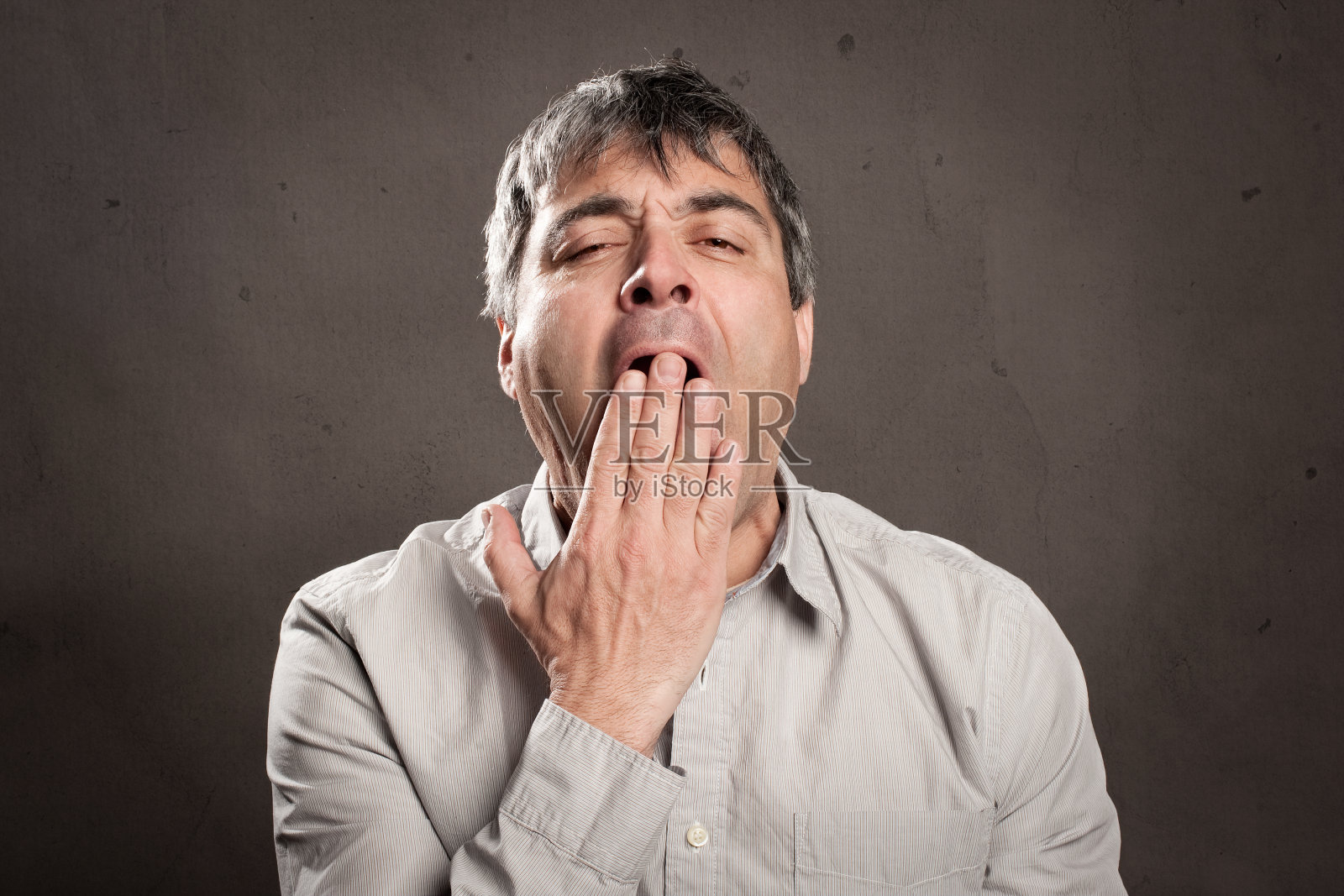 表情无聊的男人照片摄影图片