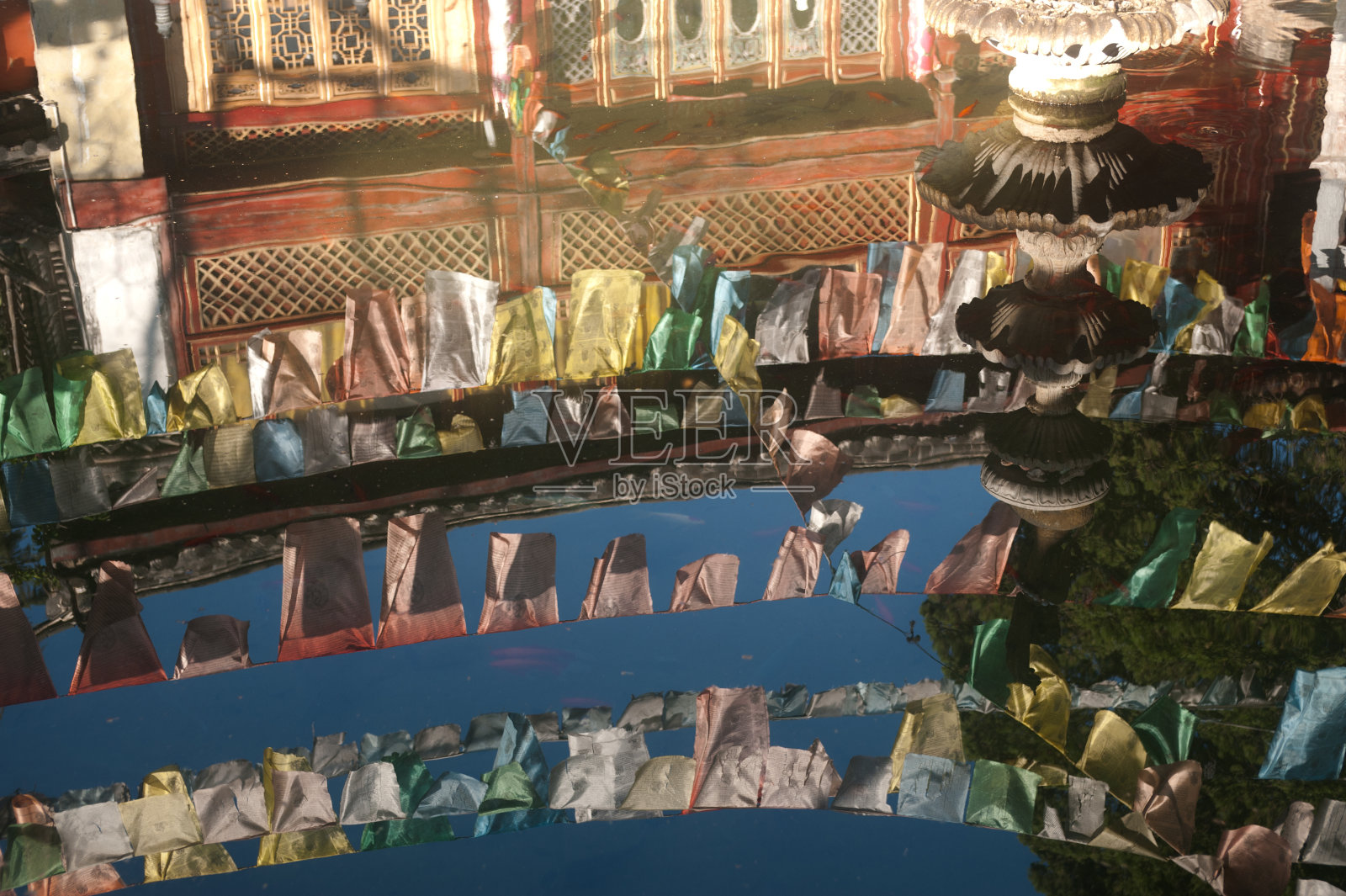 水中的倒影。照片摄影图片