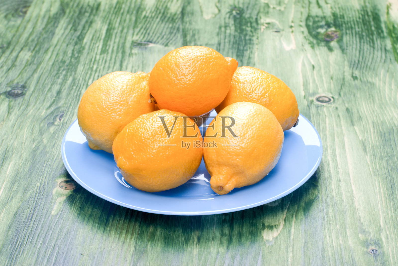 典型的黄色柠檬在绿色黑板上的文字空间照片摄影图片