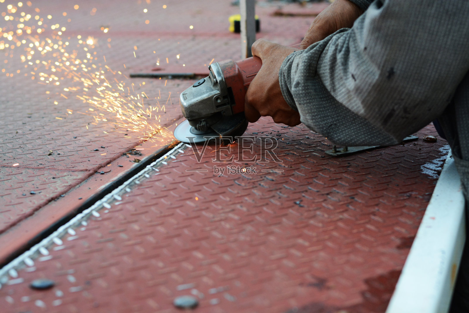 手金属锯切照片摄影图片