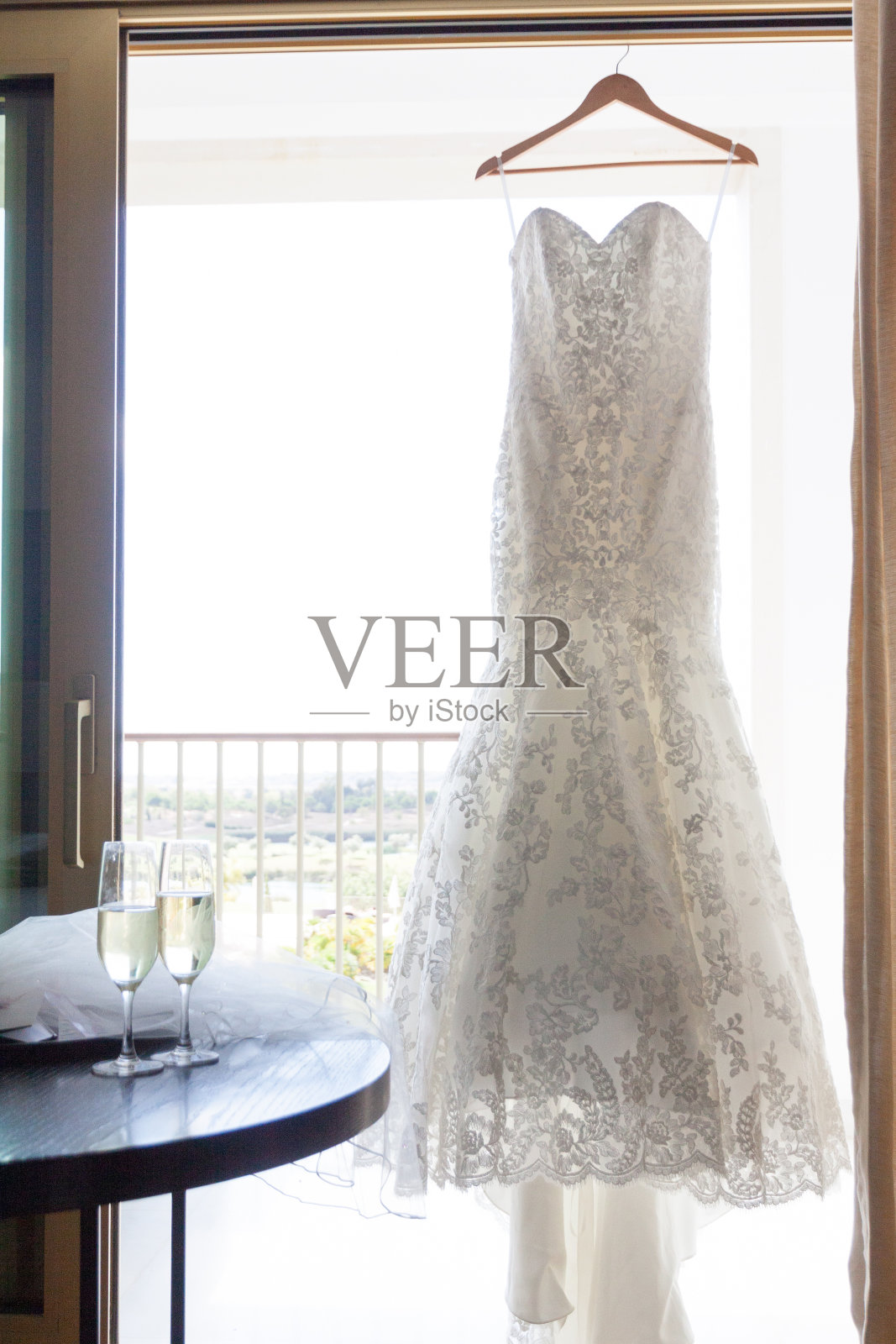 橱窗里的现代白色婚纱照片摄影图片