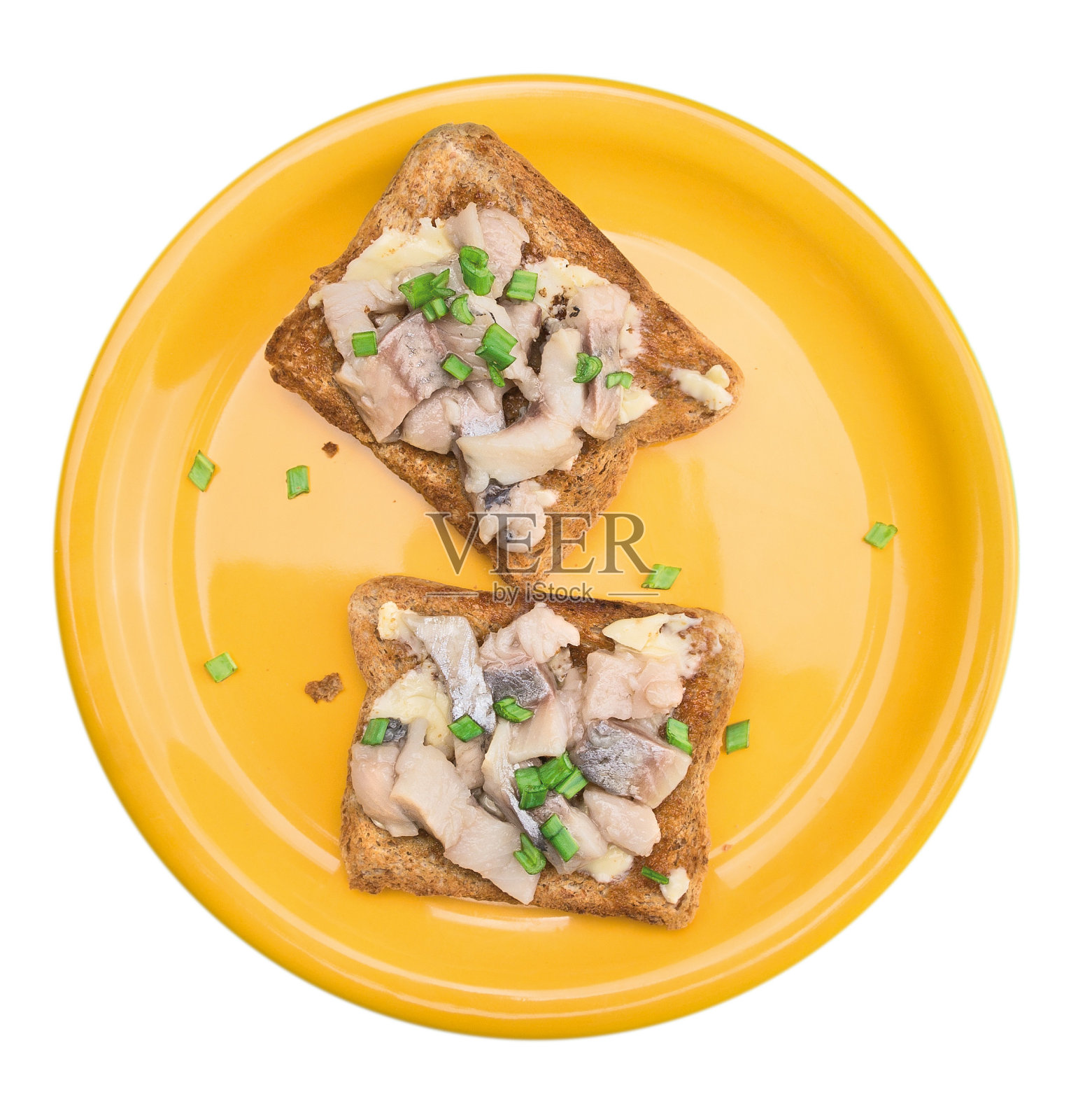 腌鲱鱼三明治放在黄色盘子里，单独放着照片摄影图片