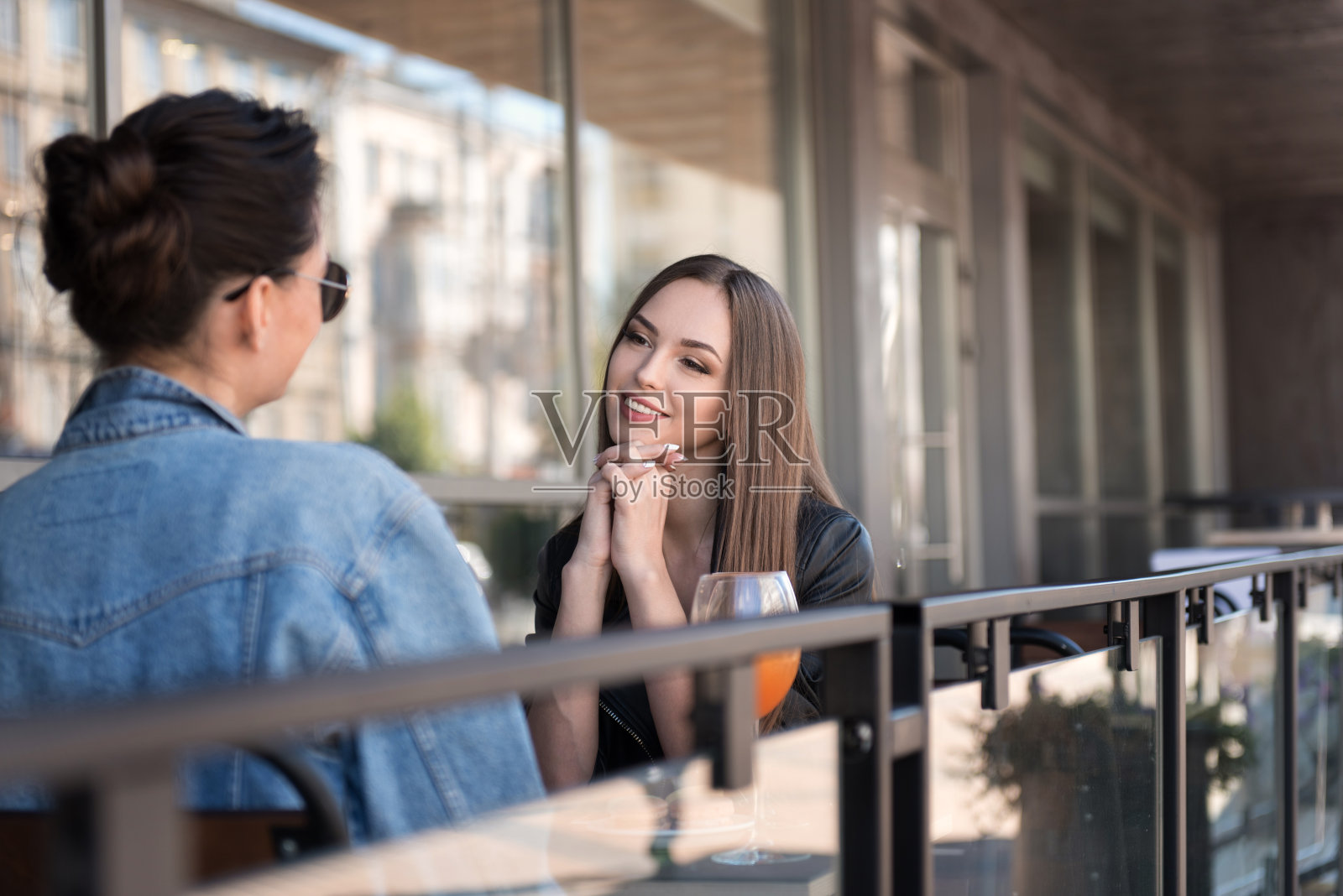两个女孩在咖啡馆外休息照片摄影图片