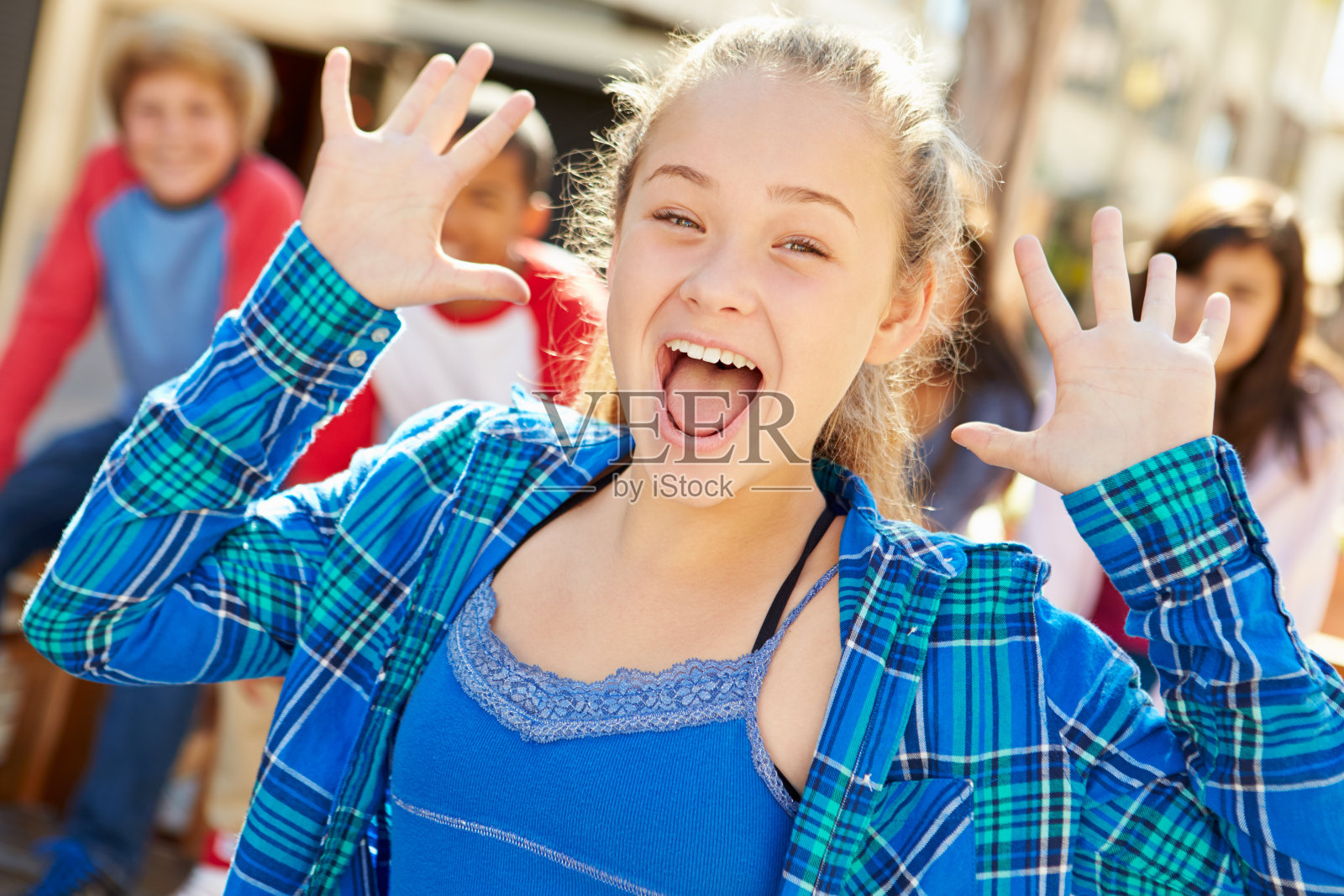 一群孩子一起在购物中心闲逛照片摄影图片