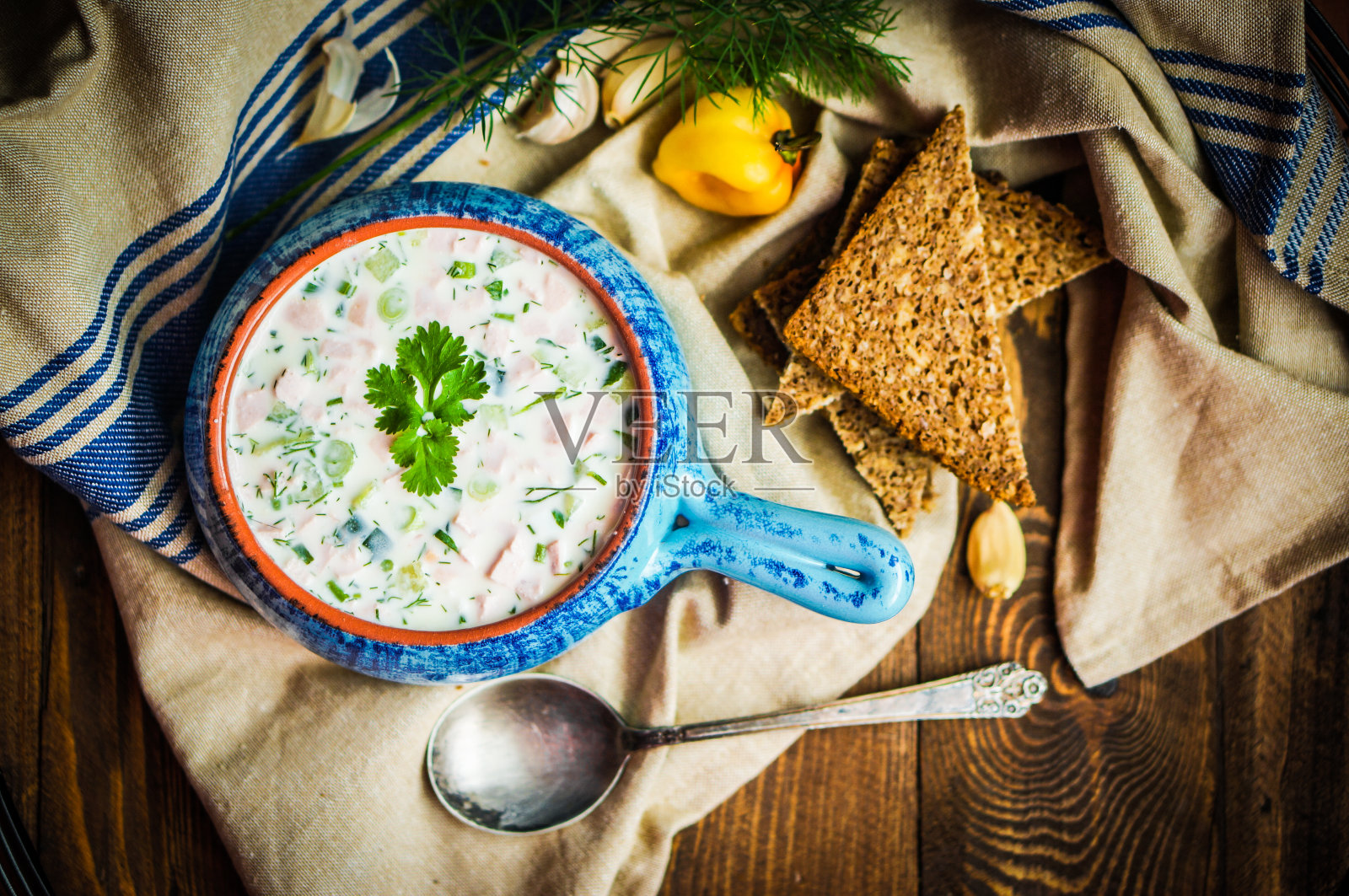 寒冷的夏季汤在乡村背景照片摄影图片