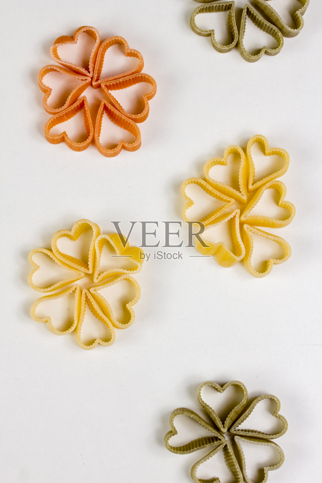 心型生面条照片摄影图片