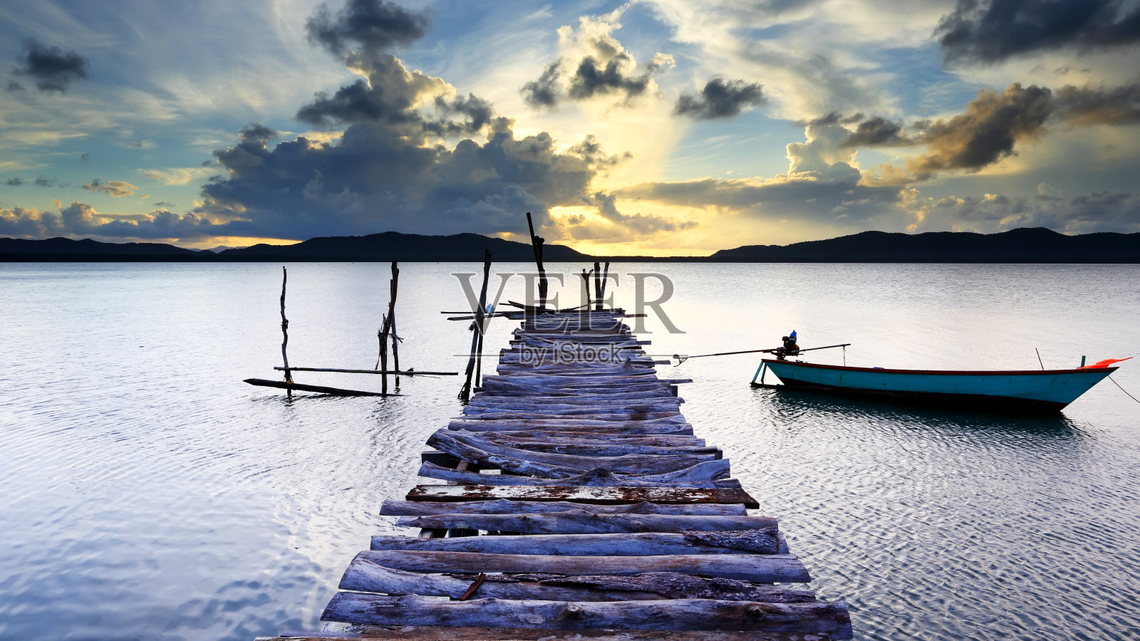 日出时分在码头钓鱼照片摄影图片