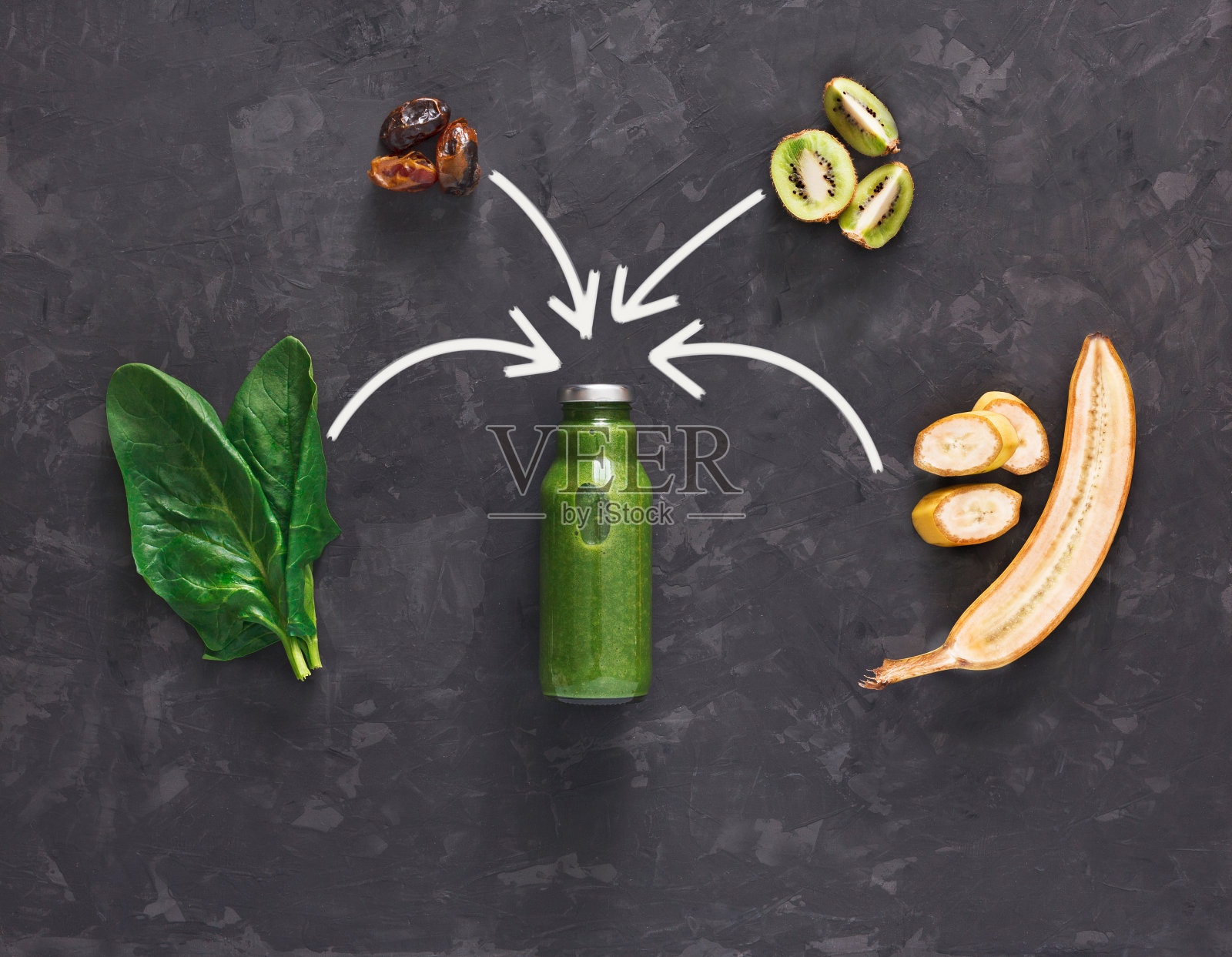 天然排毒绿色冰沙成分在黑色的背景照片摄影图片