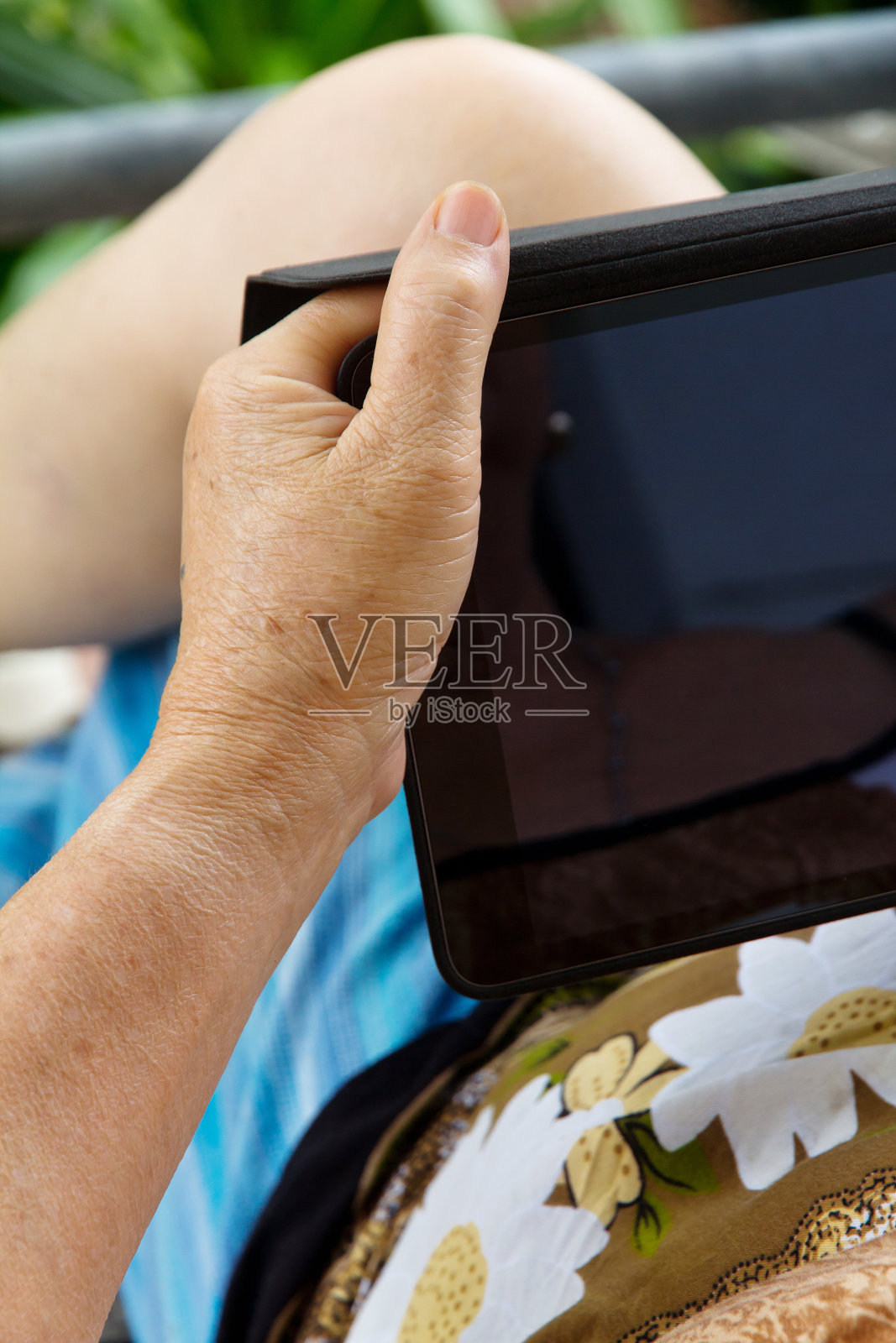 服用药片的资深女性照片摄影图片