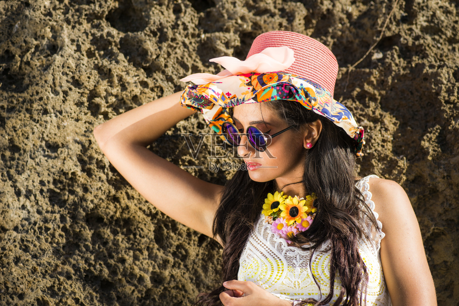 沙滩上迷人的年轻女人照片摄影图片