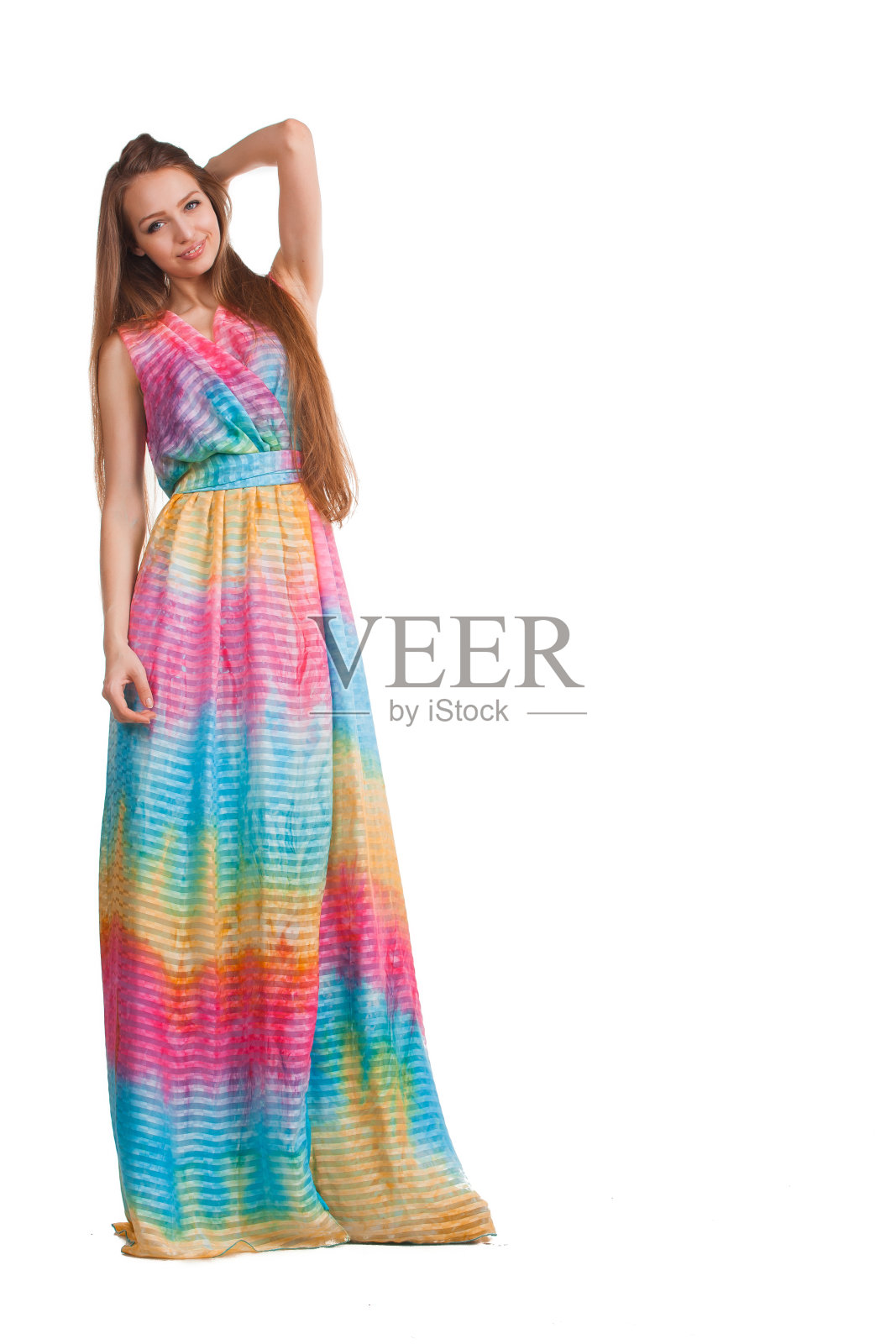 穿着长裙摆姿势的年轻女子照片摄影图片