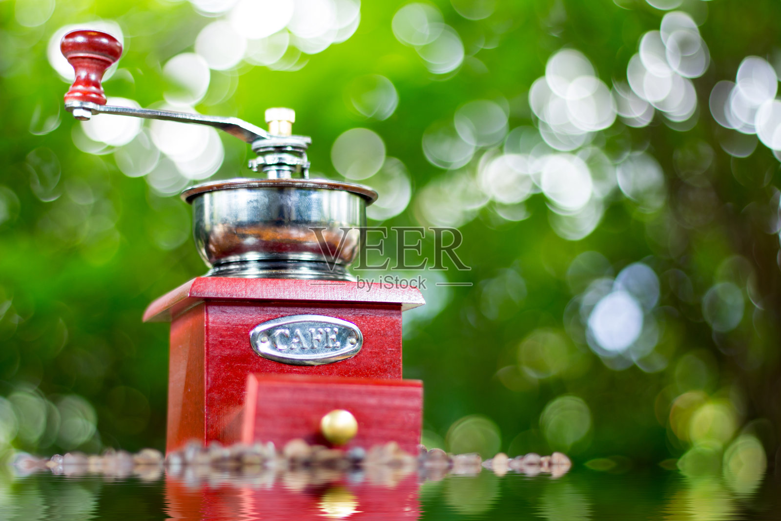 咖啡研磨机和咖啡豆照片摄影图片