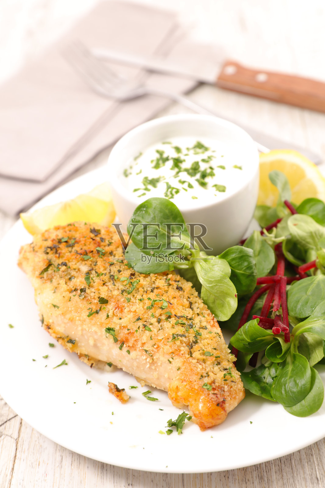 鸡胸肉加面包屑和酱汁照片摄影图片