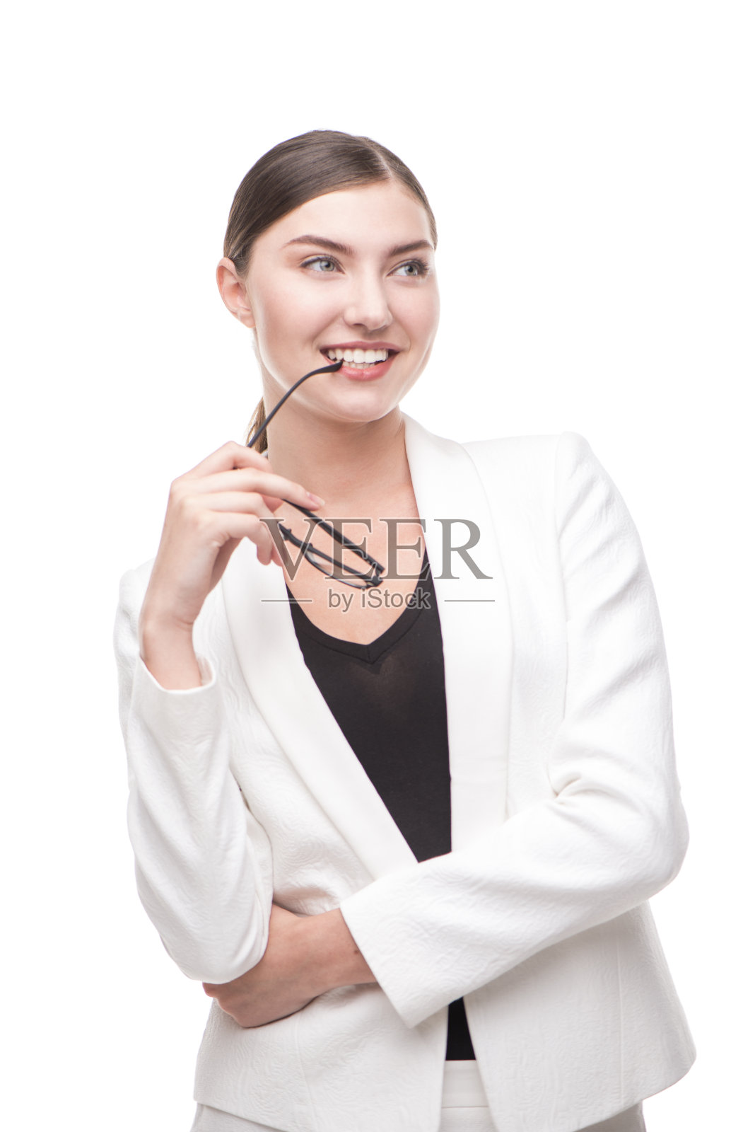 美丽的当代女人戴着眼镜微笑和思考照片摄影图片