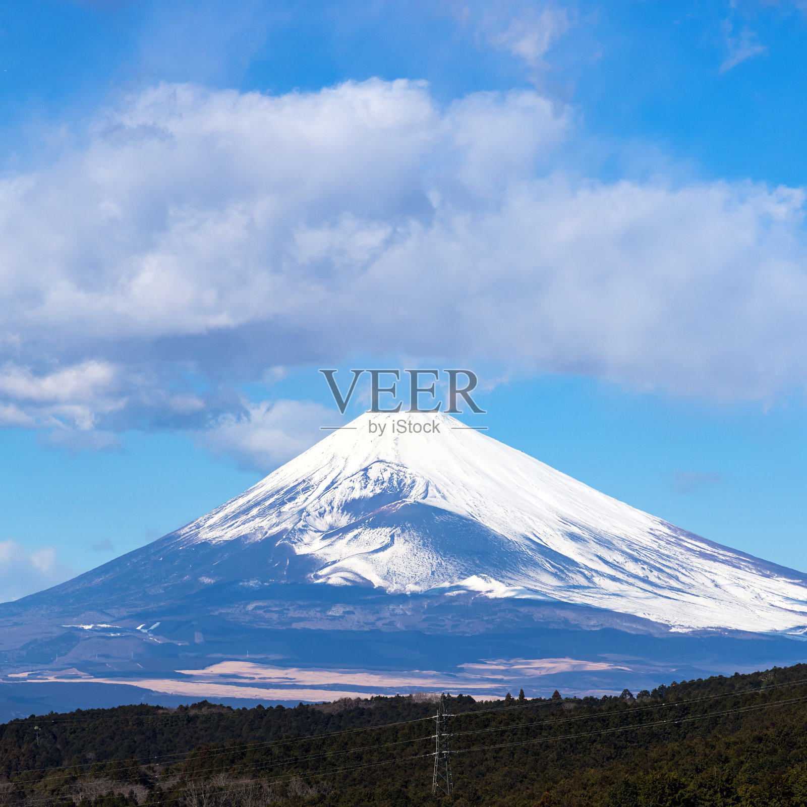 冬天白雪皑皑的富士山照片摄影图片