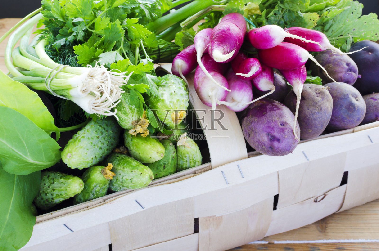 新鲜蔬菜装在木皮篮里照片摄影图片