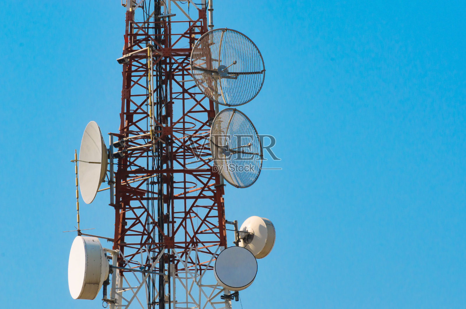 手机通信天线塔与蓝天同在照片摄影图片