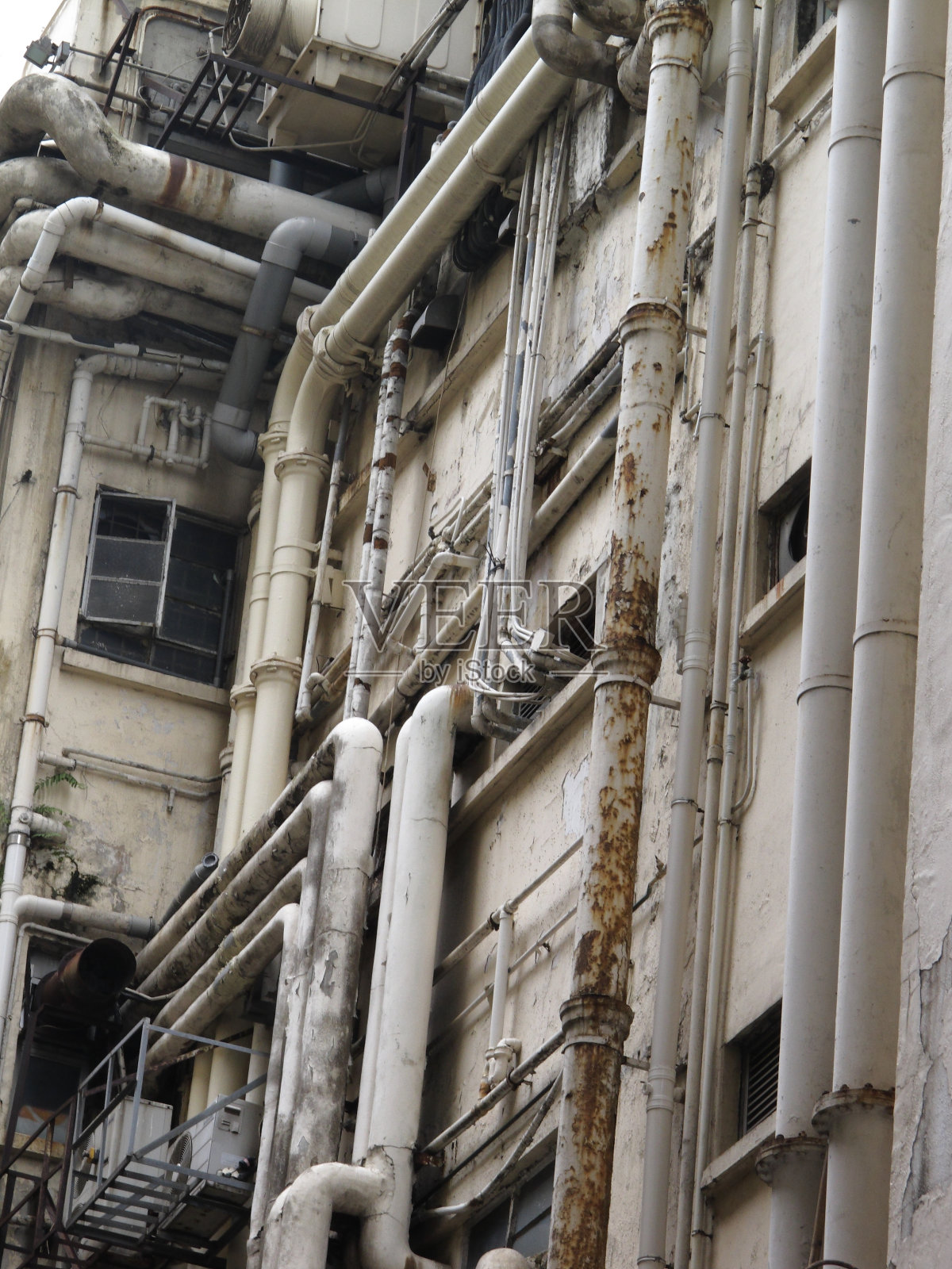 建筑物正面的旧管道照片摄影图片
