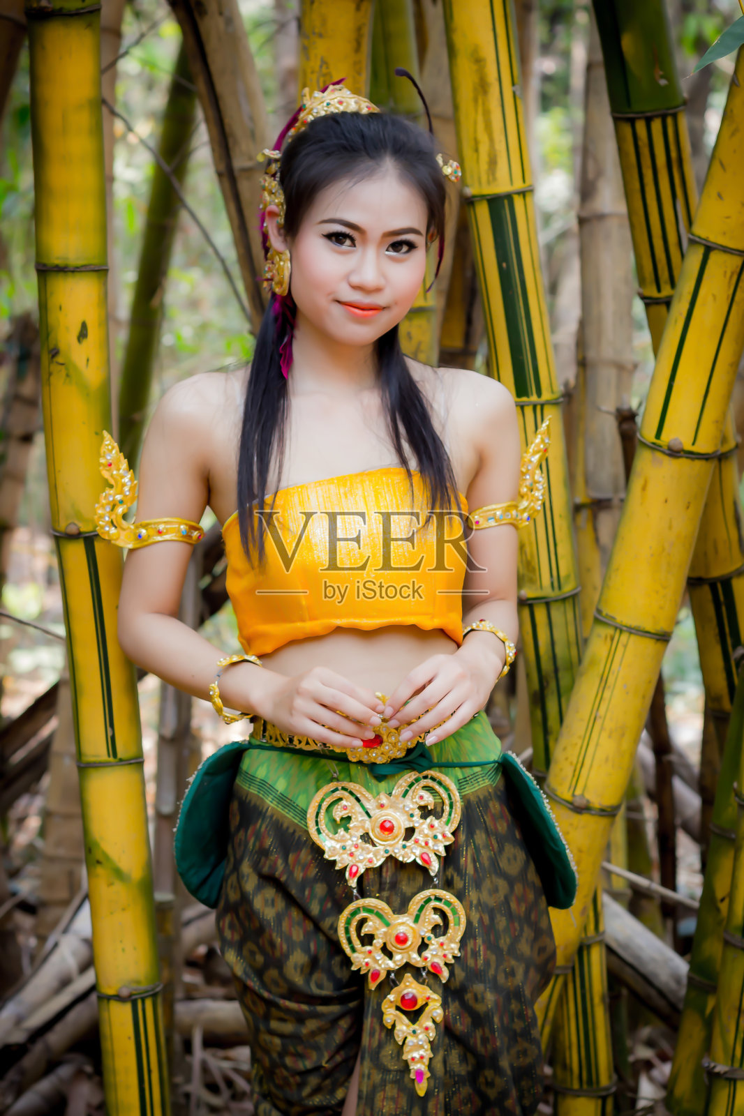 泰国妇女穿着泰国服饰，认同泰国文化照片摄影图片