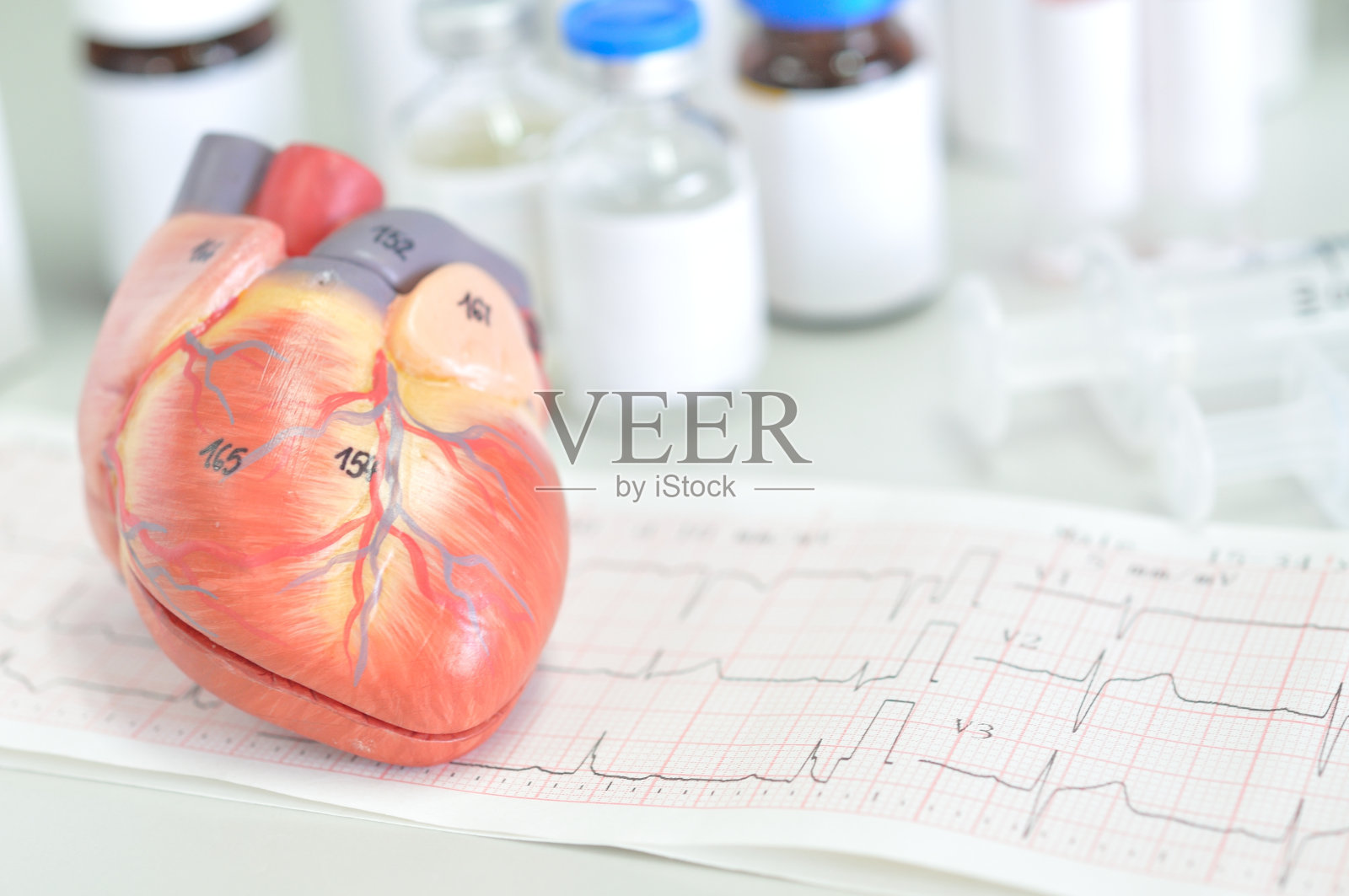 心脏模型和心电图仪照片摄影图片