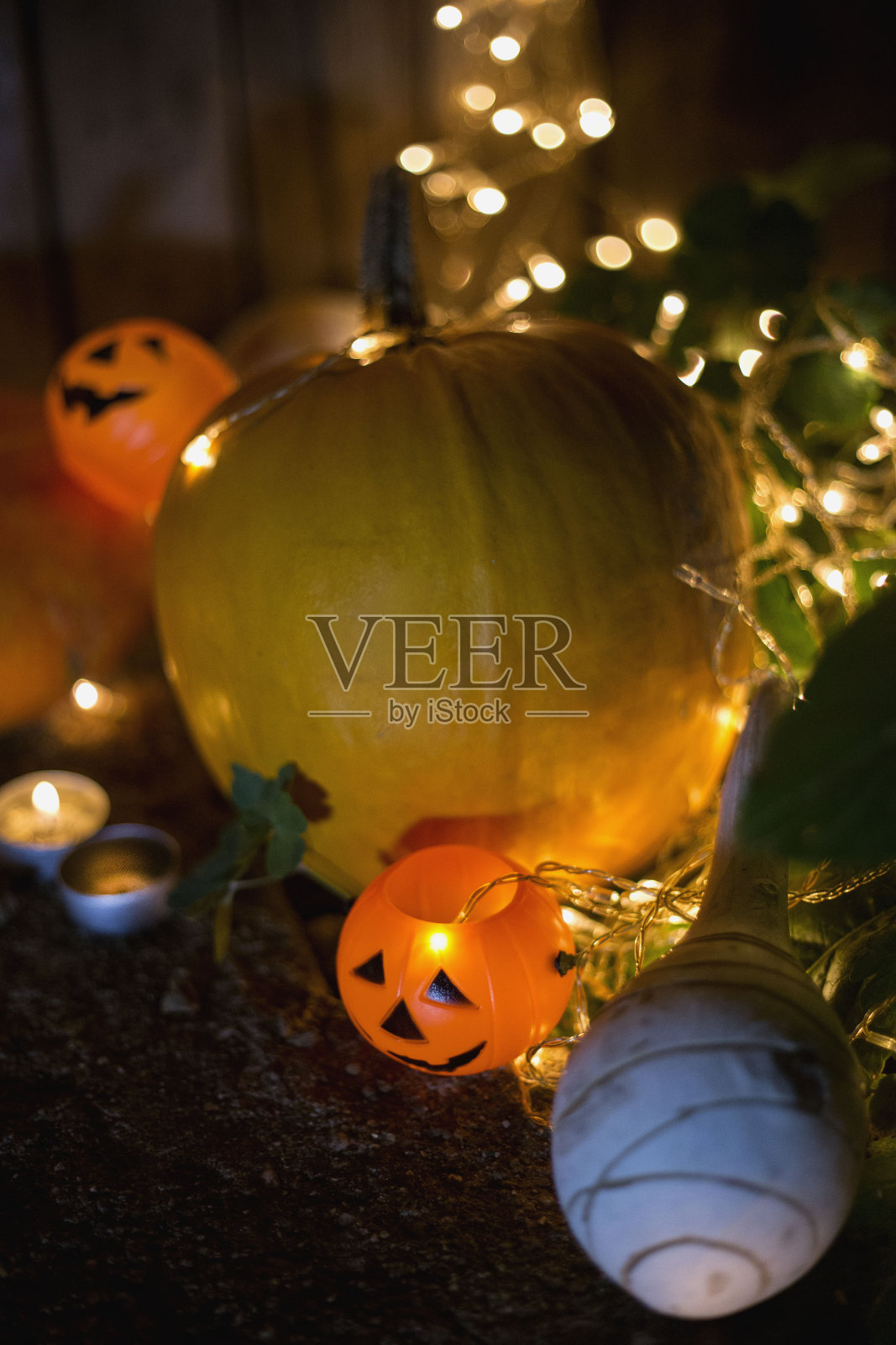 万圣节南瓜头杰克灯在木制背景照片摄影图片