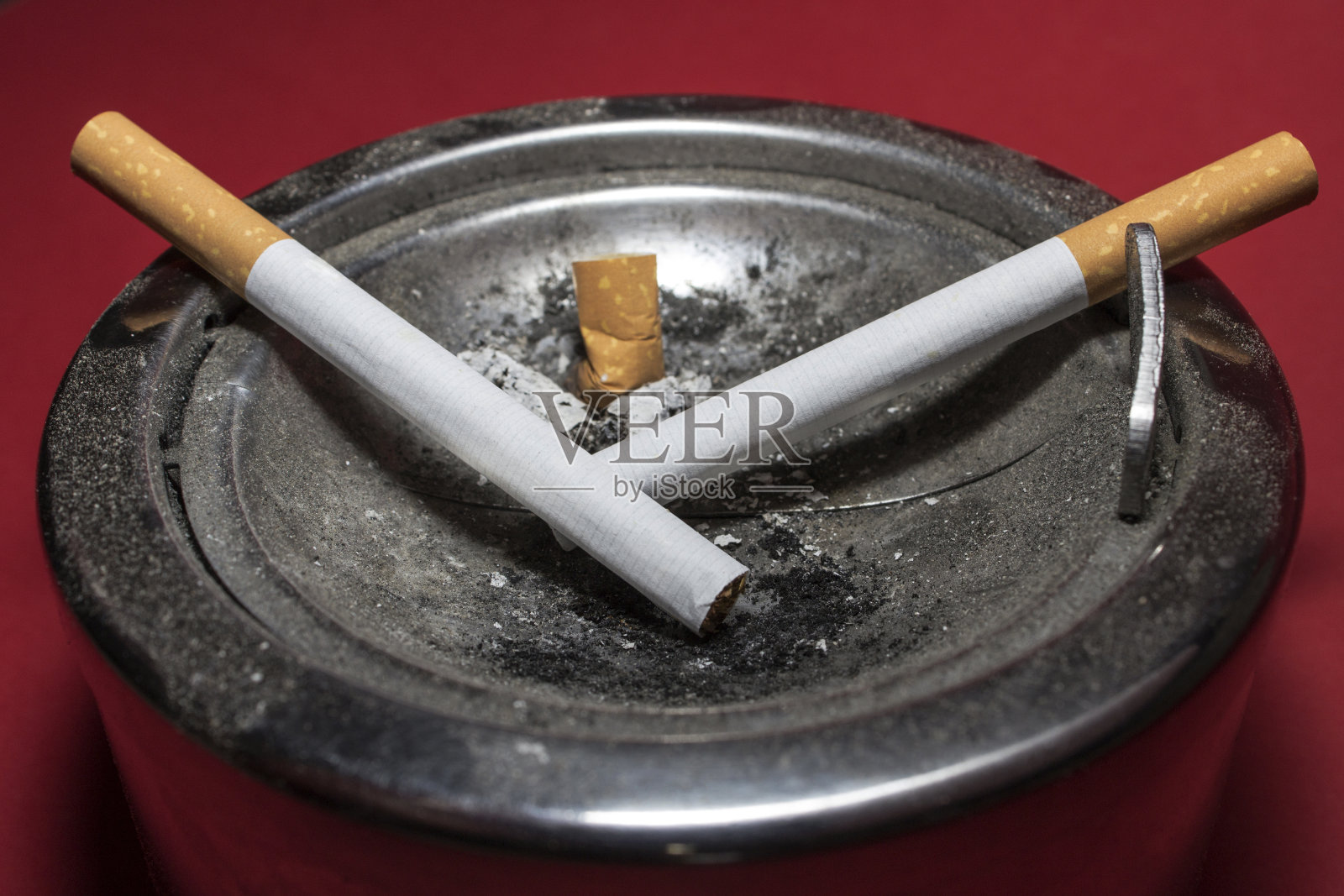 烟灰缸里正好有烟头照片摄影图片