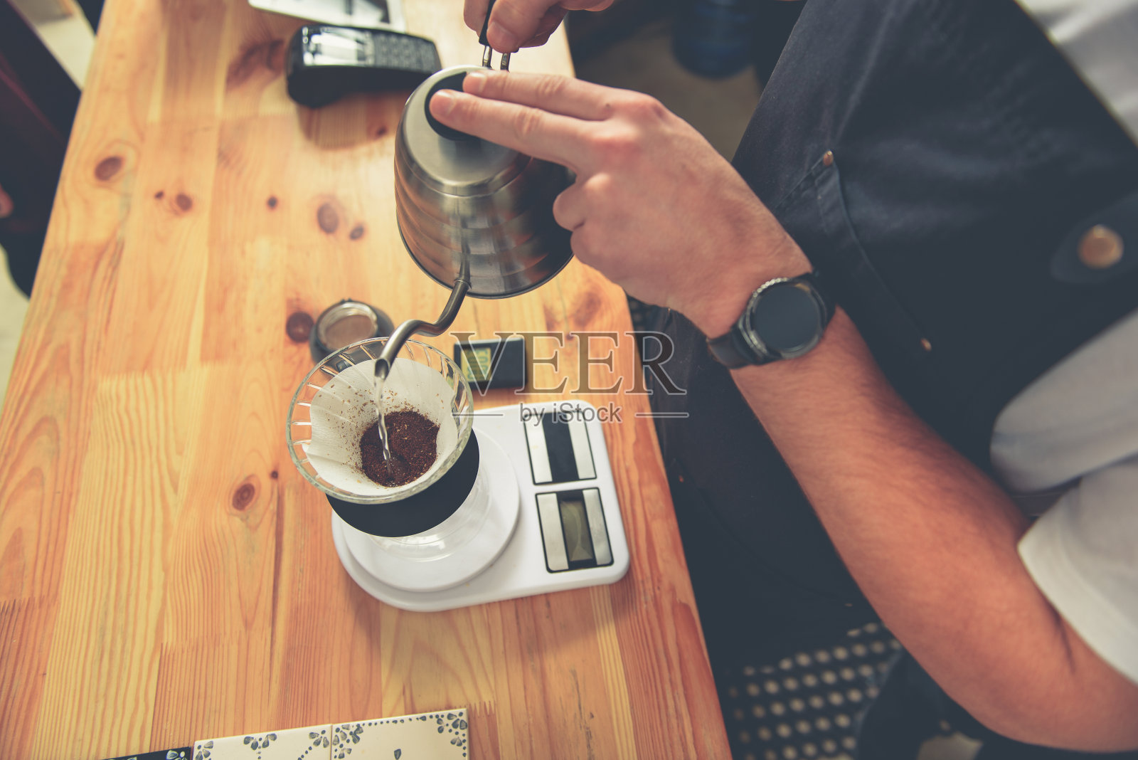 男子为游客制作热饮照片摄影图片