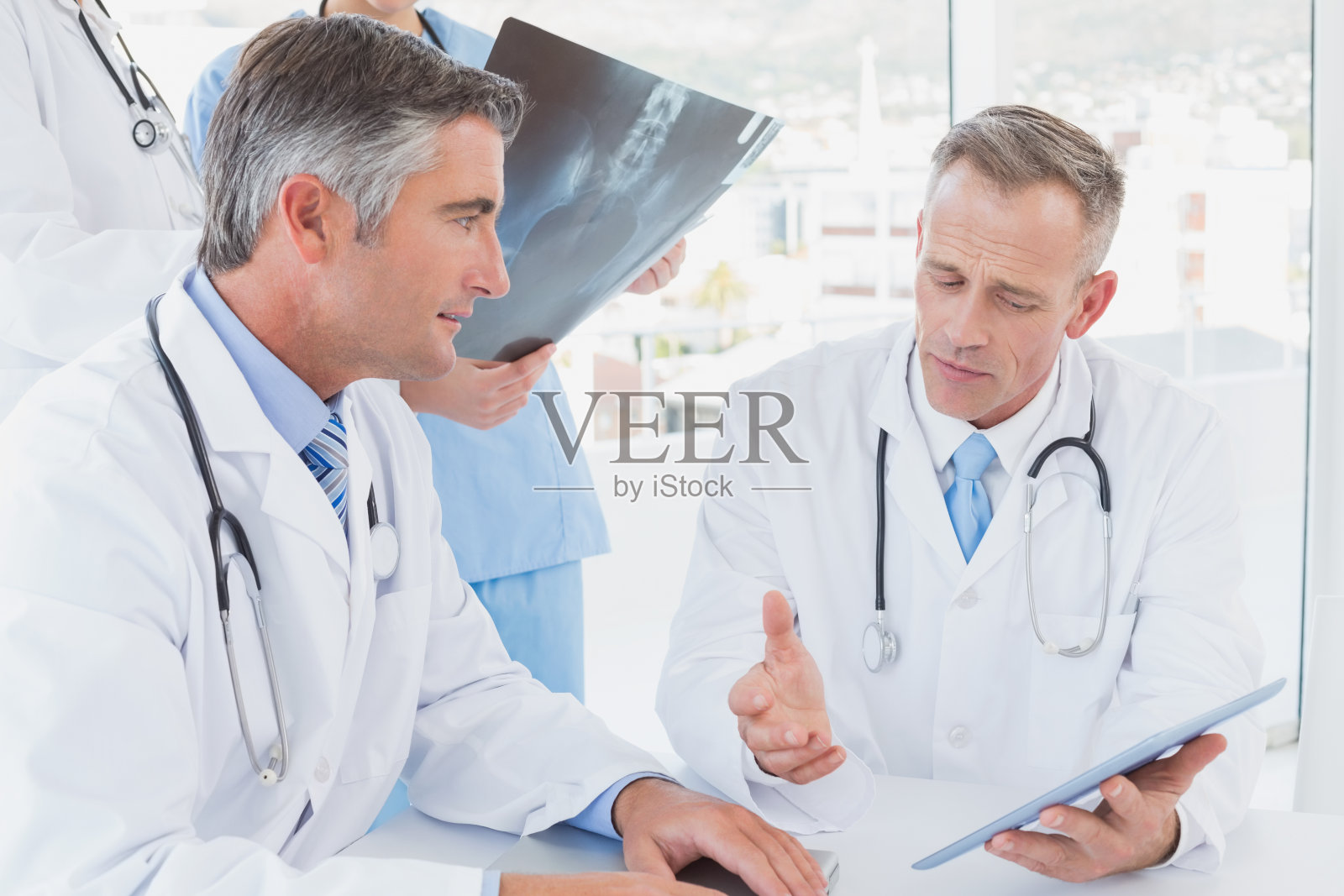 医生拿着X光片照片摄影图片