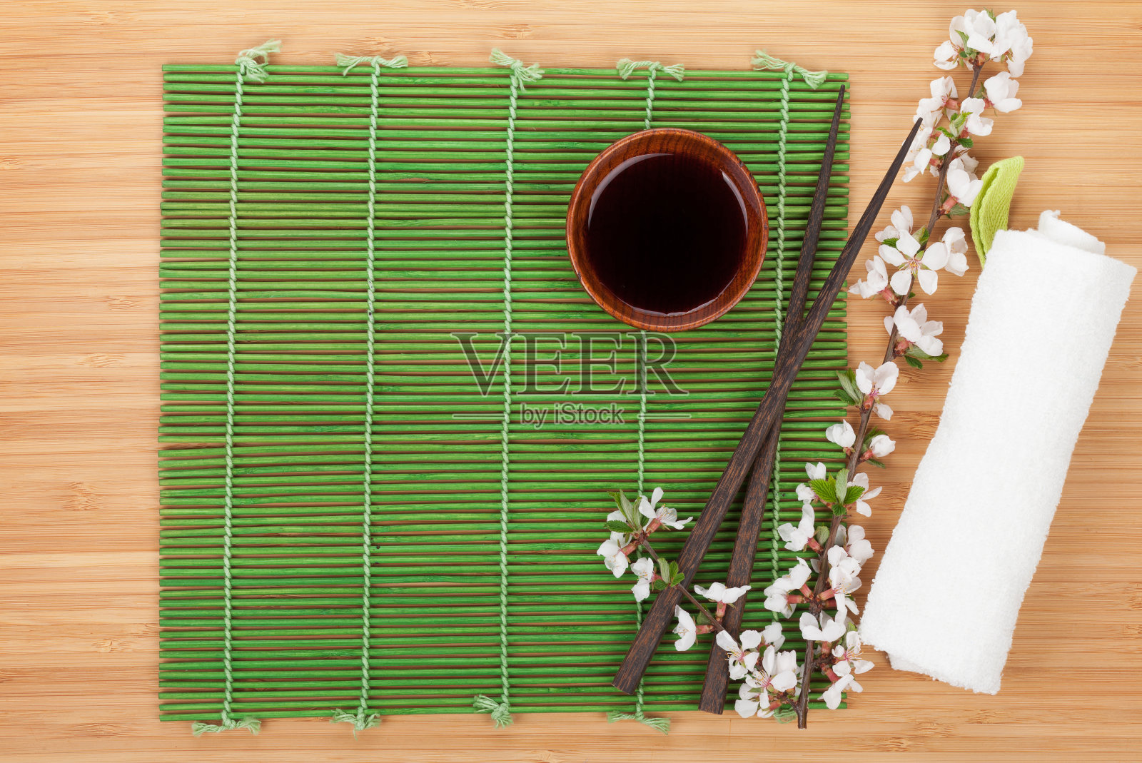 竹席上的筷子和樱花枝照片摄影图片