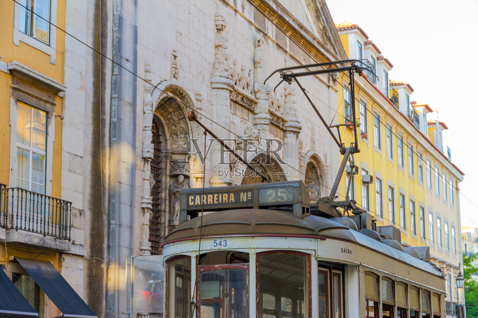 里斯本Rua Alfandega的25路有轨电车照片摄影图片