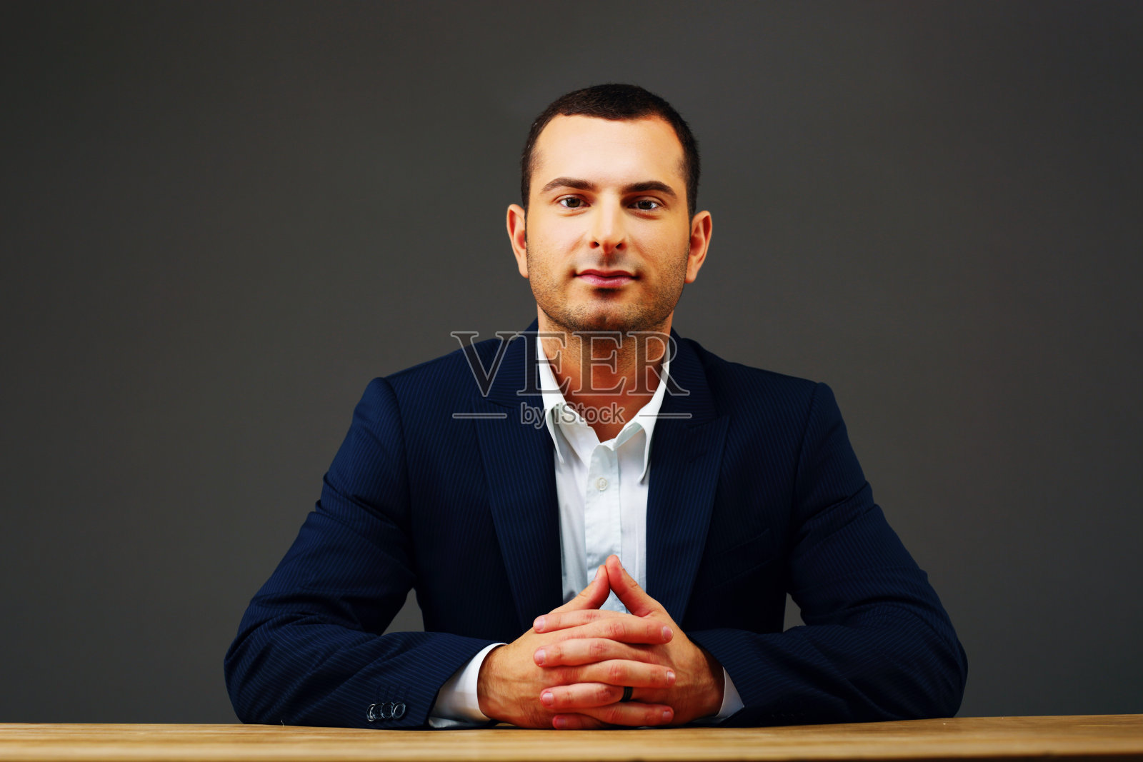 坐在桌旁的商人照片摄影图片