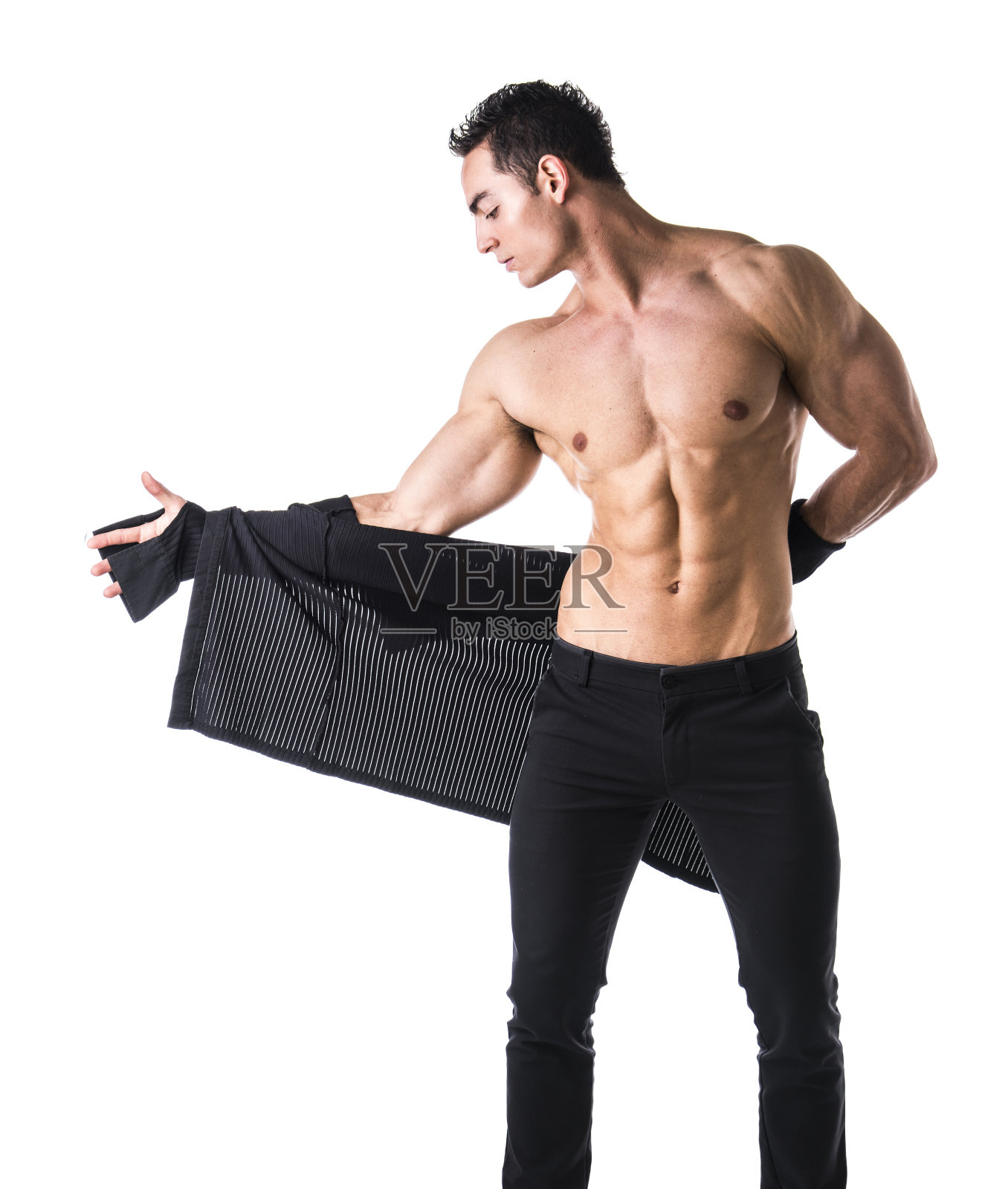 英俊的肌肉男正在脱衬衫照片摄影图片