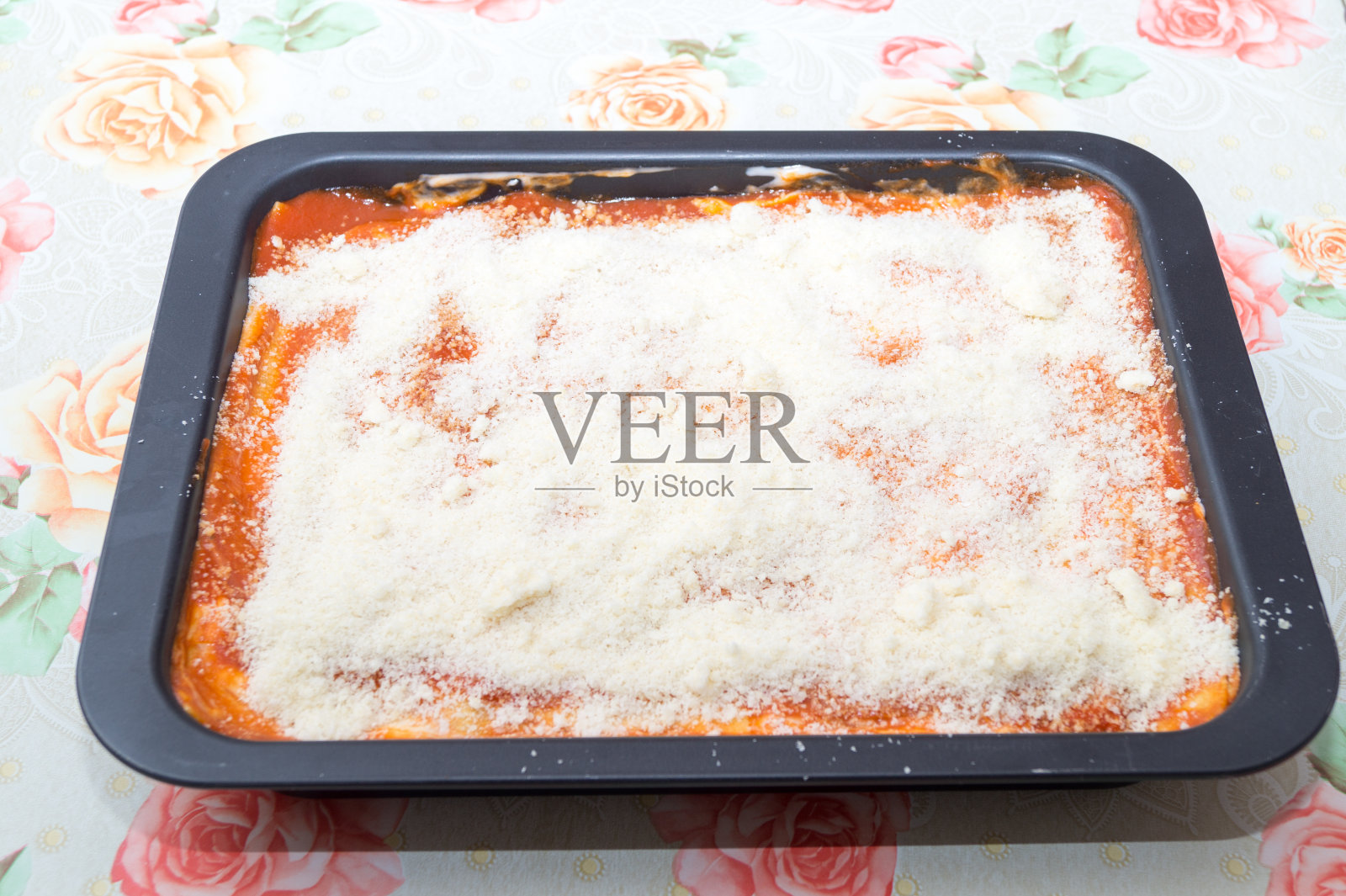 准备意大利千层面的女人照片摄影图片