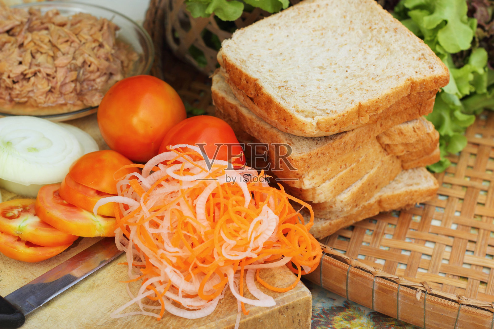 用新鲜蔬菜做金枪鱼三明治照片摄影图片