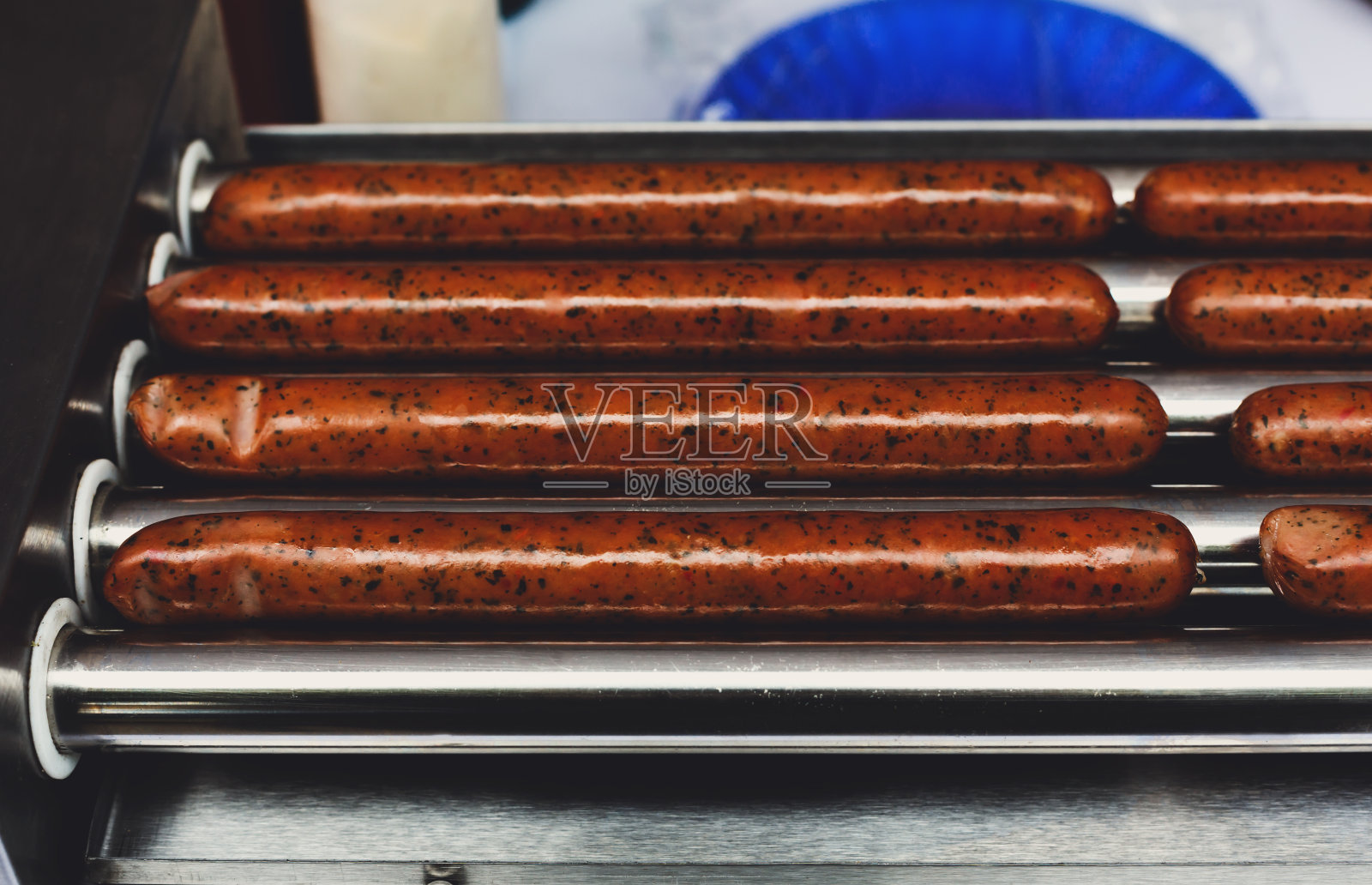 香肠在专业机器上准备热狗照片摄影图片