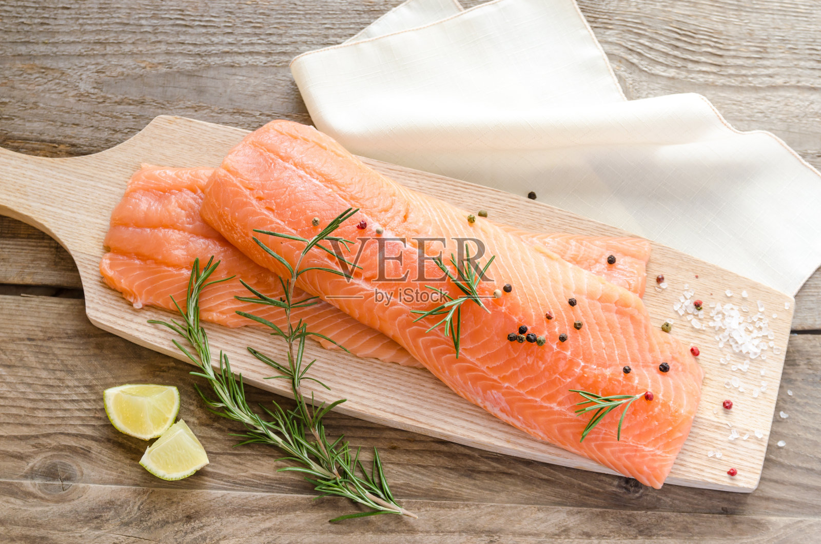 木板上放着生鲑鱼排照片摄影图片