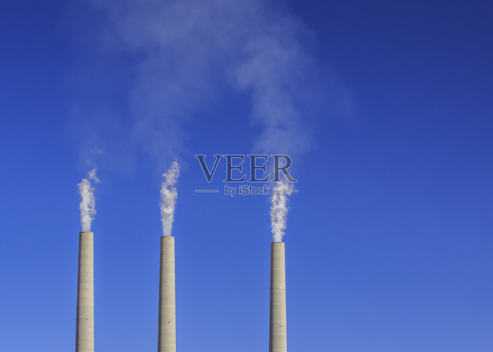 煤电厂烟囱冒出白烟照片摄影图片