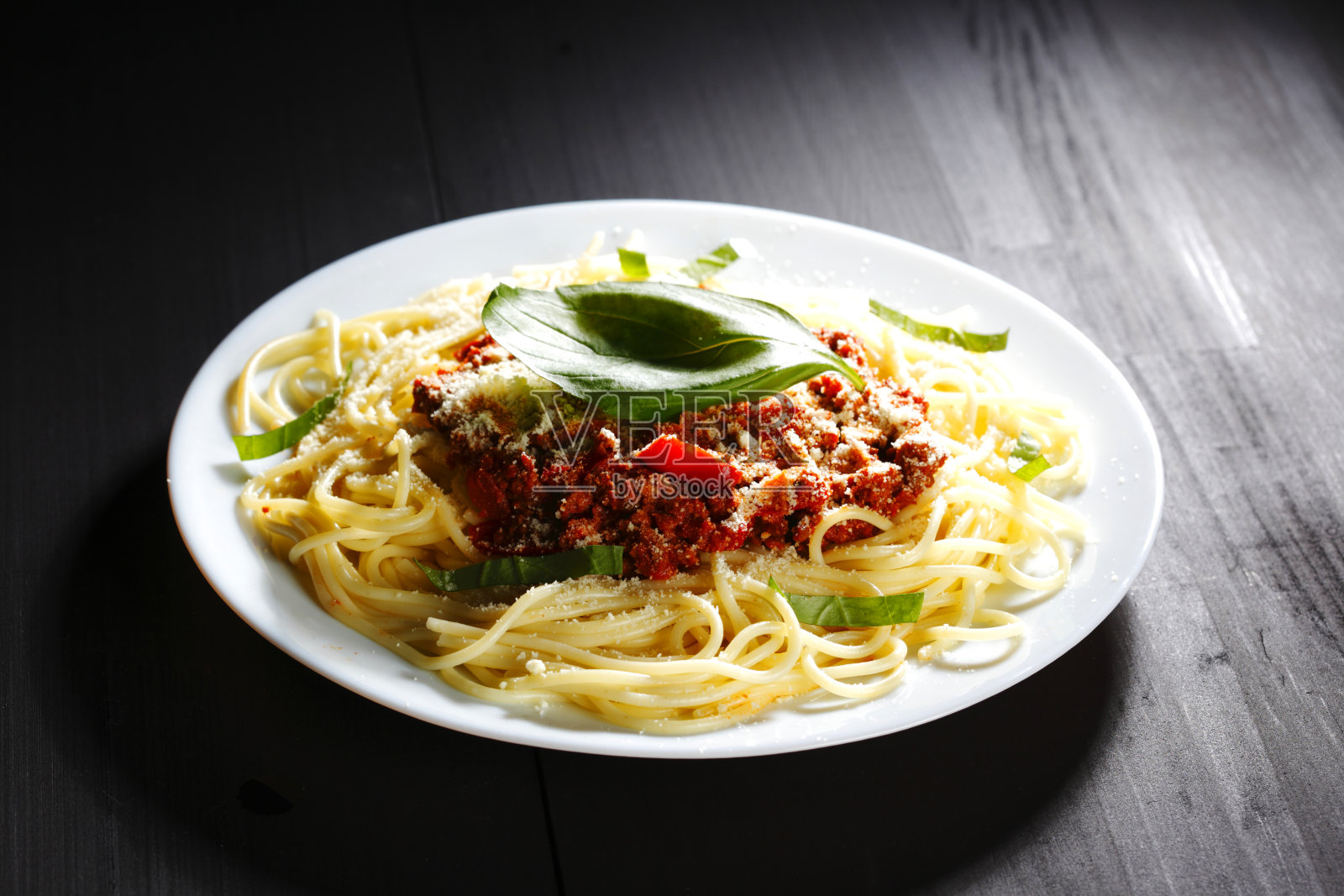 罗勒意大利肉酱面照片摄影图片