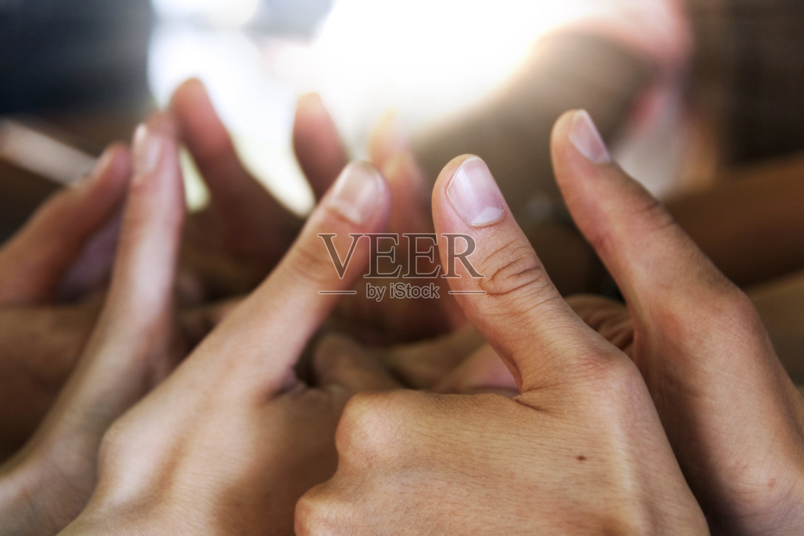 人们竖起大拇指照片摄影图片