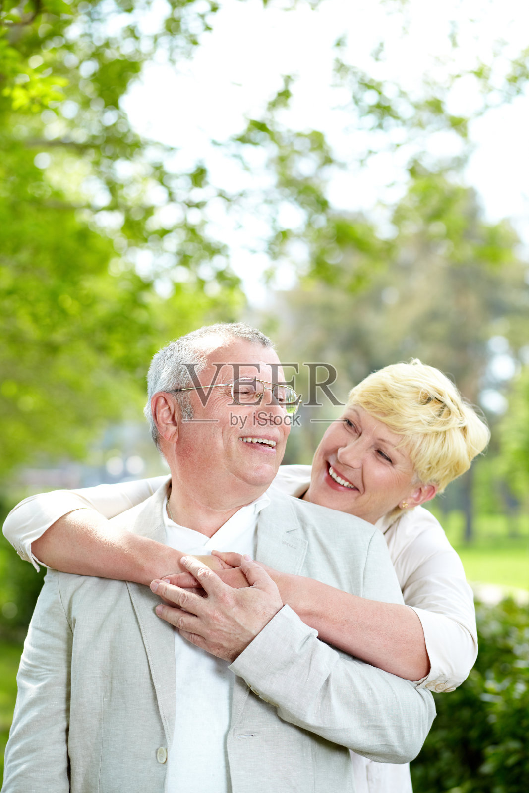 夫妇在公园照片摄影图片