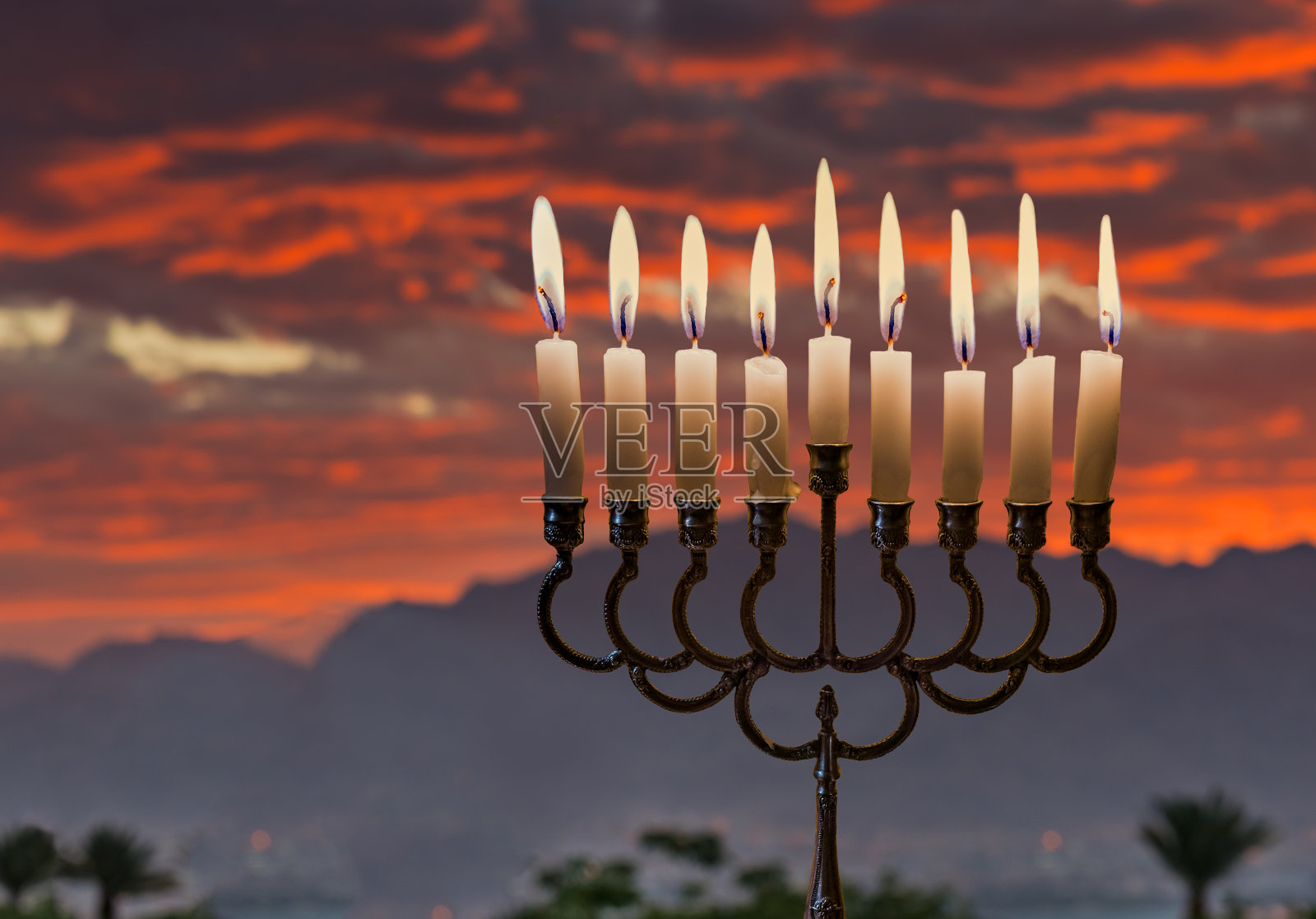 烛台上闪烁的烛光照片摄影图片