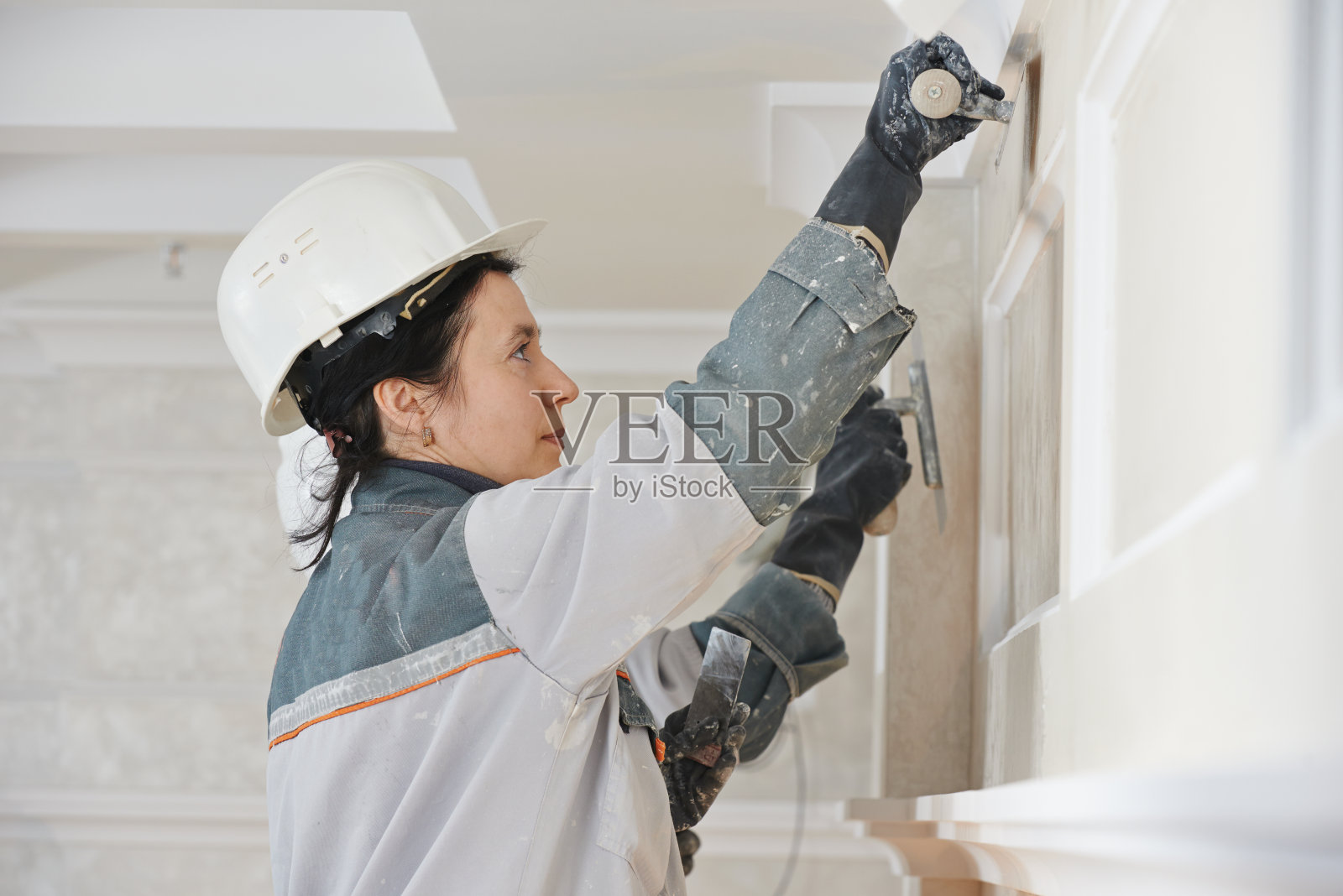 室内墙面的抹灰工照片摄影图片