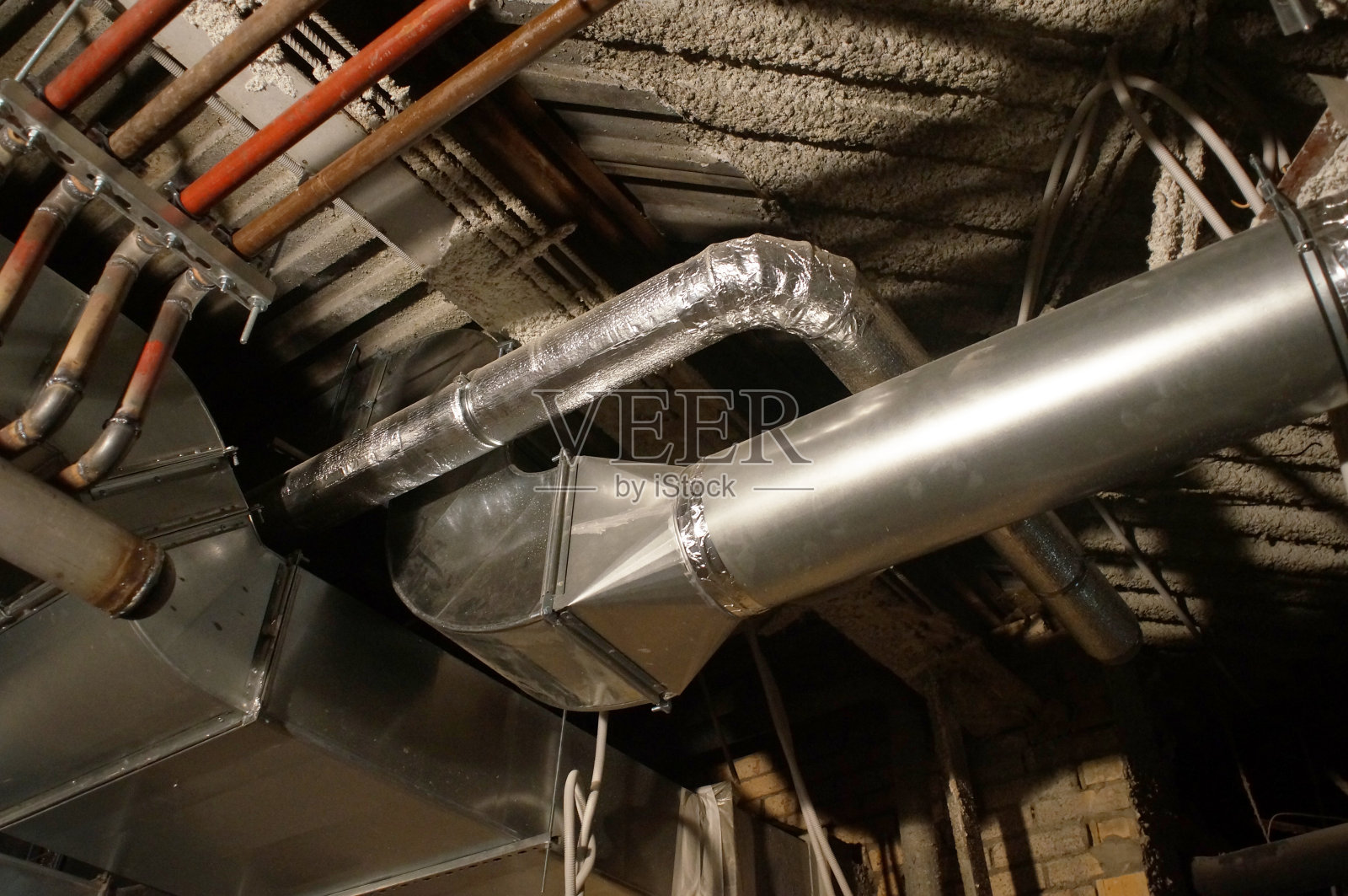 屋顶下的管道，天花板，连接阀门和通道照片摄影图片