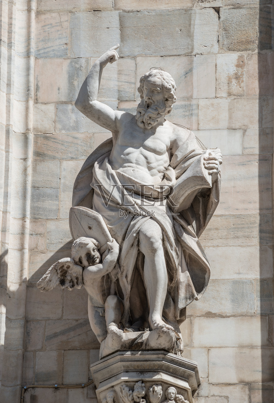 米兰大教堂正面的纪念碑照片摄影图片